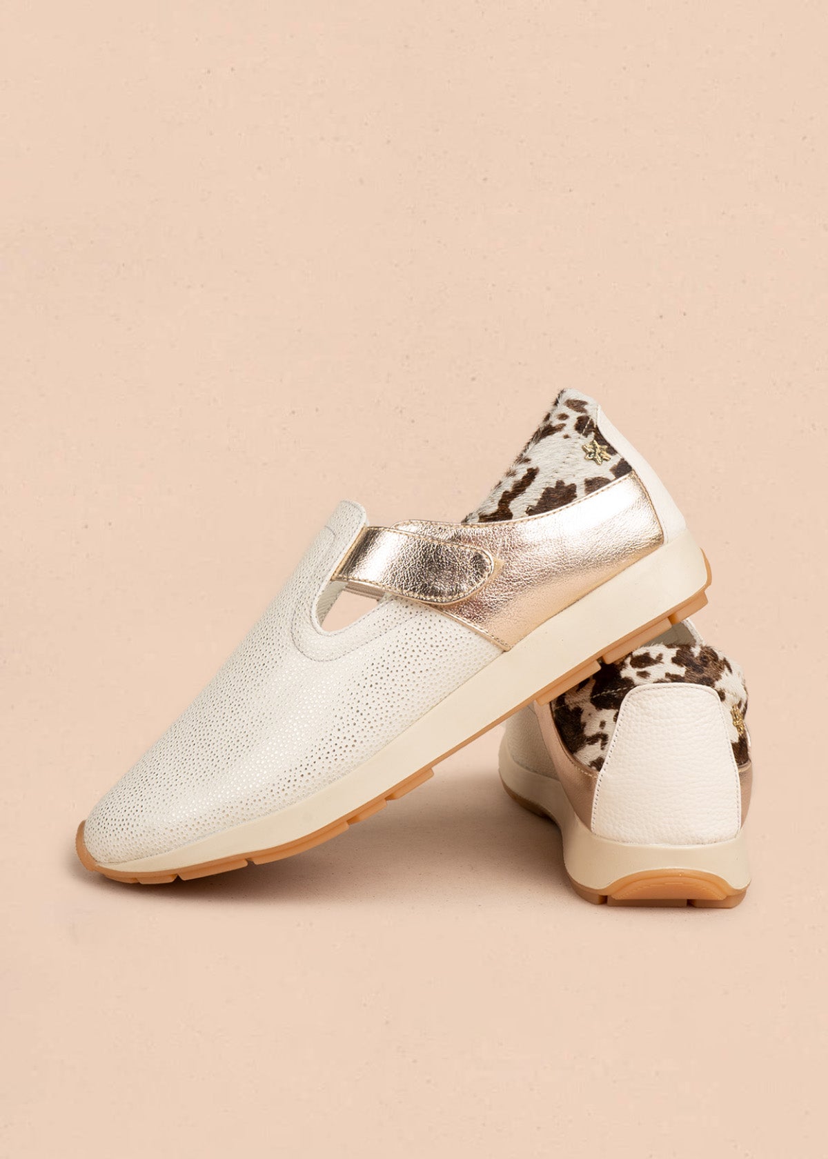 Zapatos cerrados en cuero color talco con detalle animal print 106476