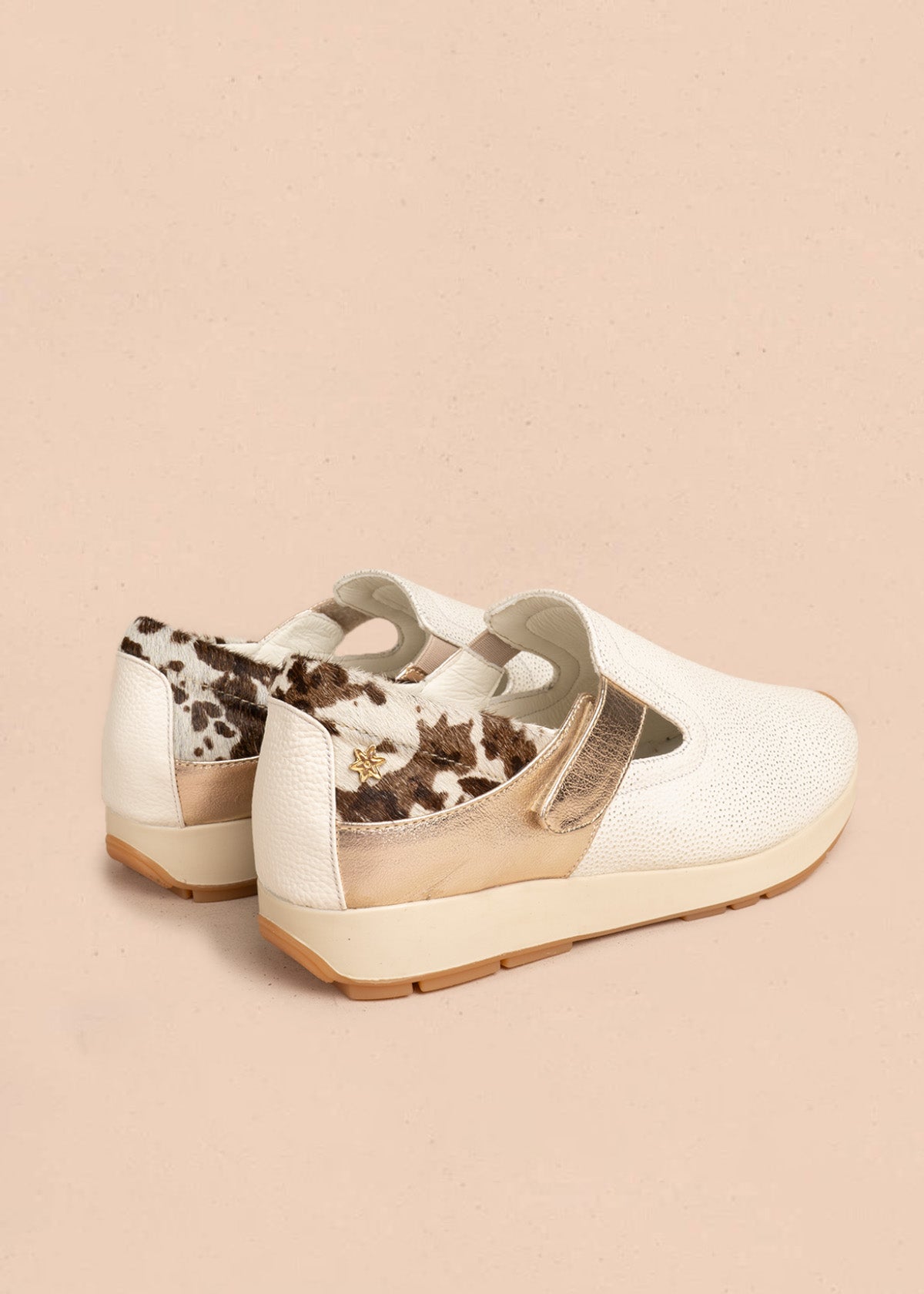 Zapatos cerrados en cuero color talco con detalle animal print 106476