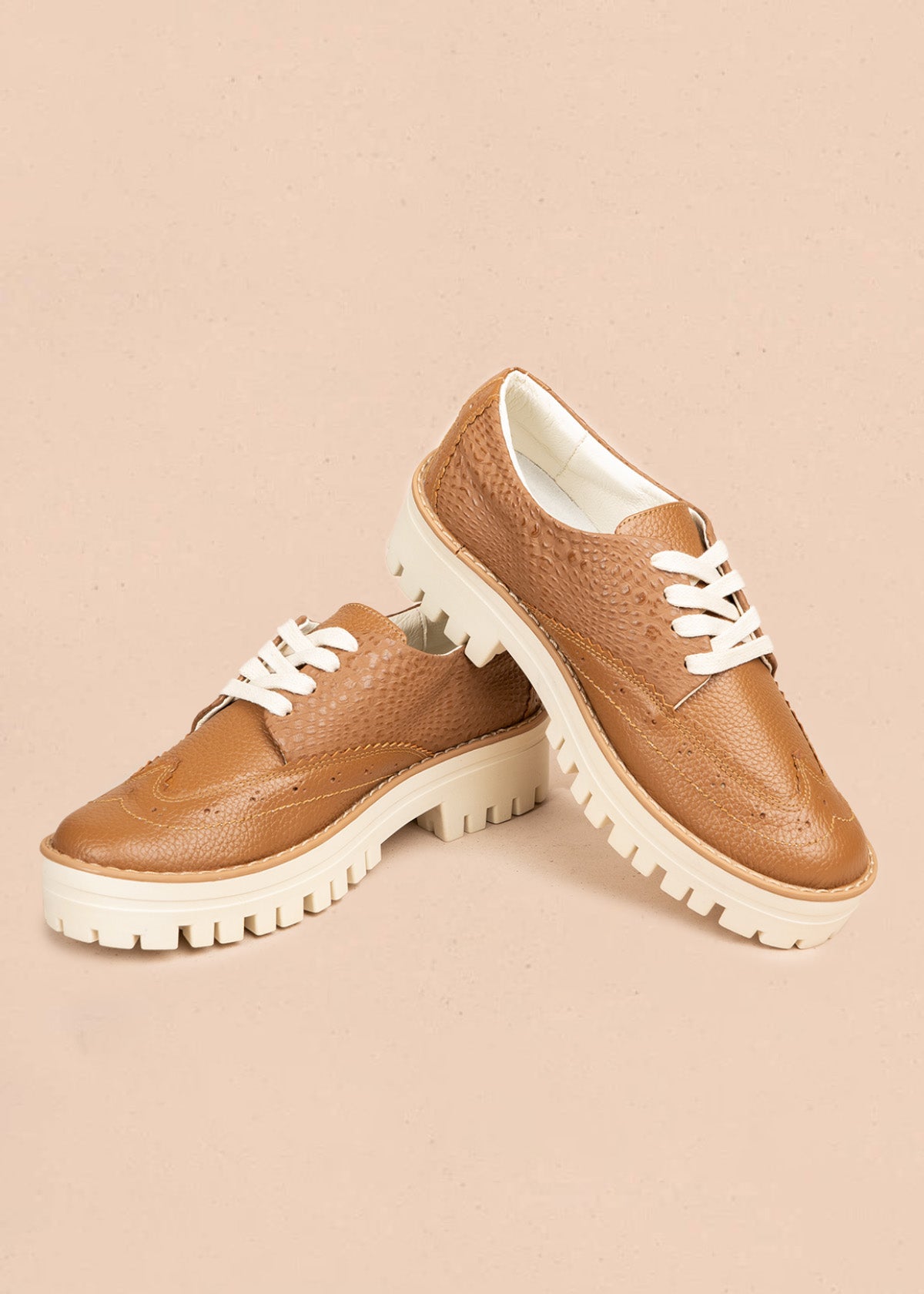 Zapatos de cuero color miel con atadura, textura pitón y perforaciones 106477