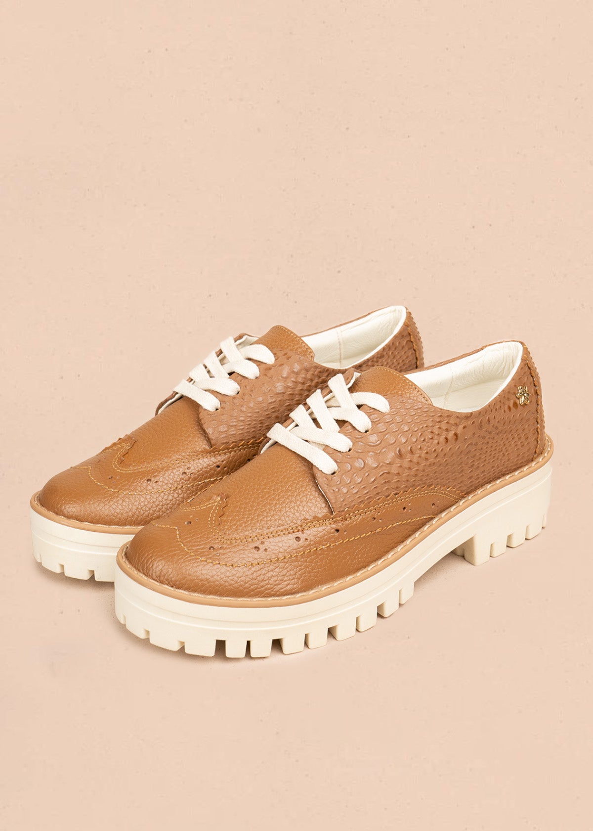 Zapatos de cuero color miel con atadura, textura pitón y perforaciones 106477