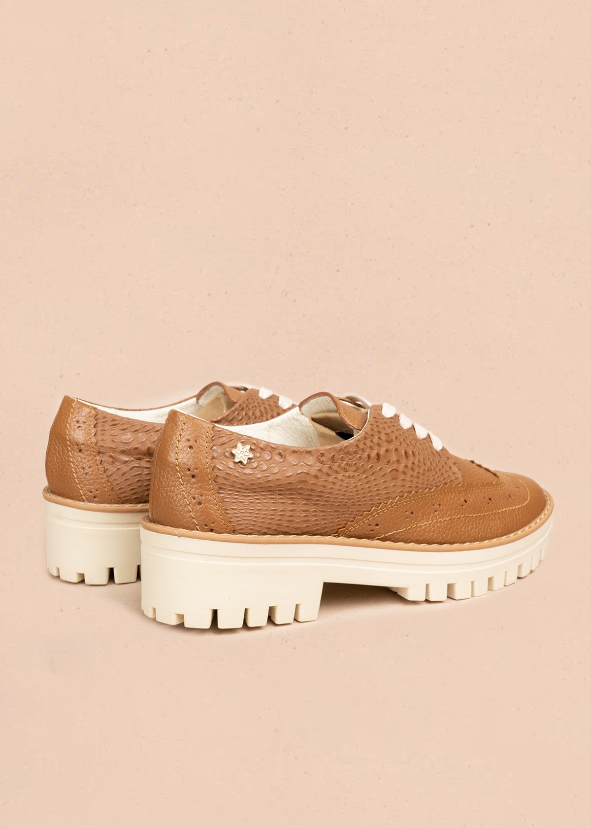 Zapatos de cuero color miel con atadura, textura pitón y perforaciones 106477