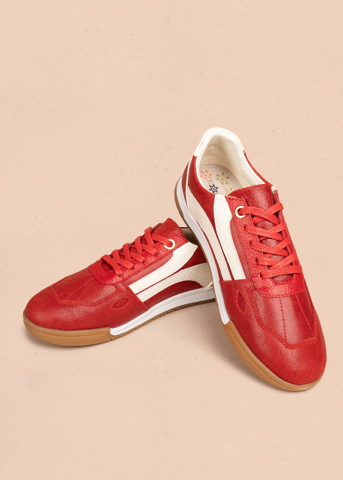 Tenis casuales en cuero color rojo con franja lateral 106478