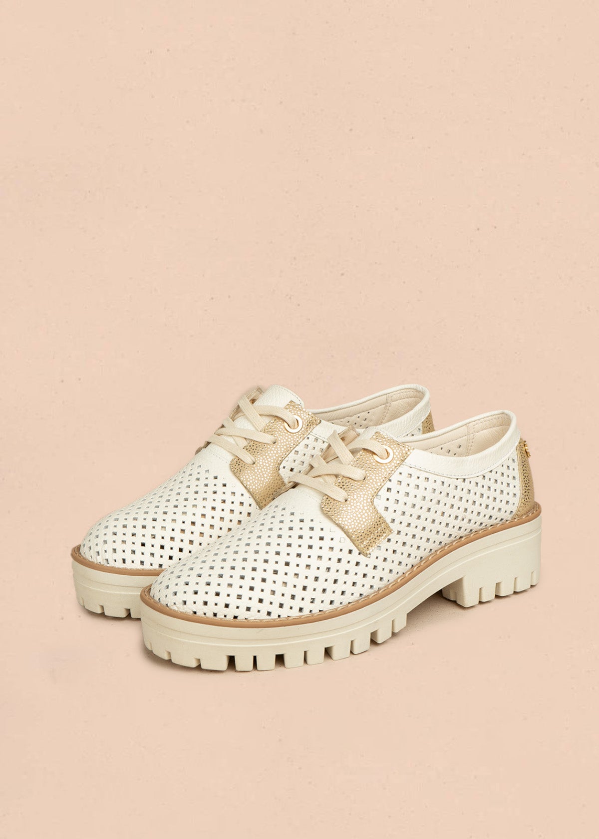 Zapatos de cuero color talco con atadura, diseño perforado y detalles dorados 106479