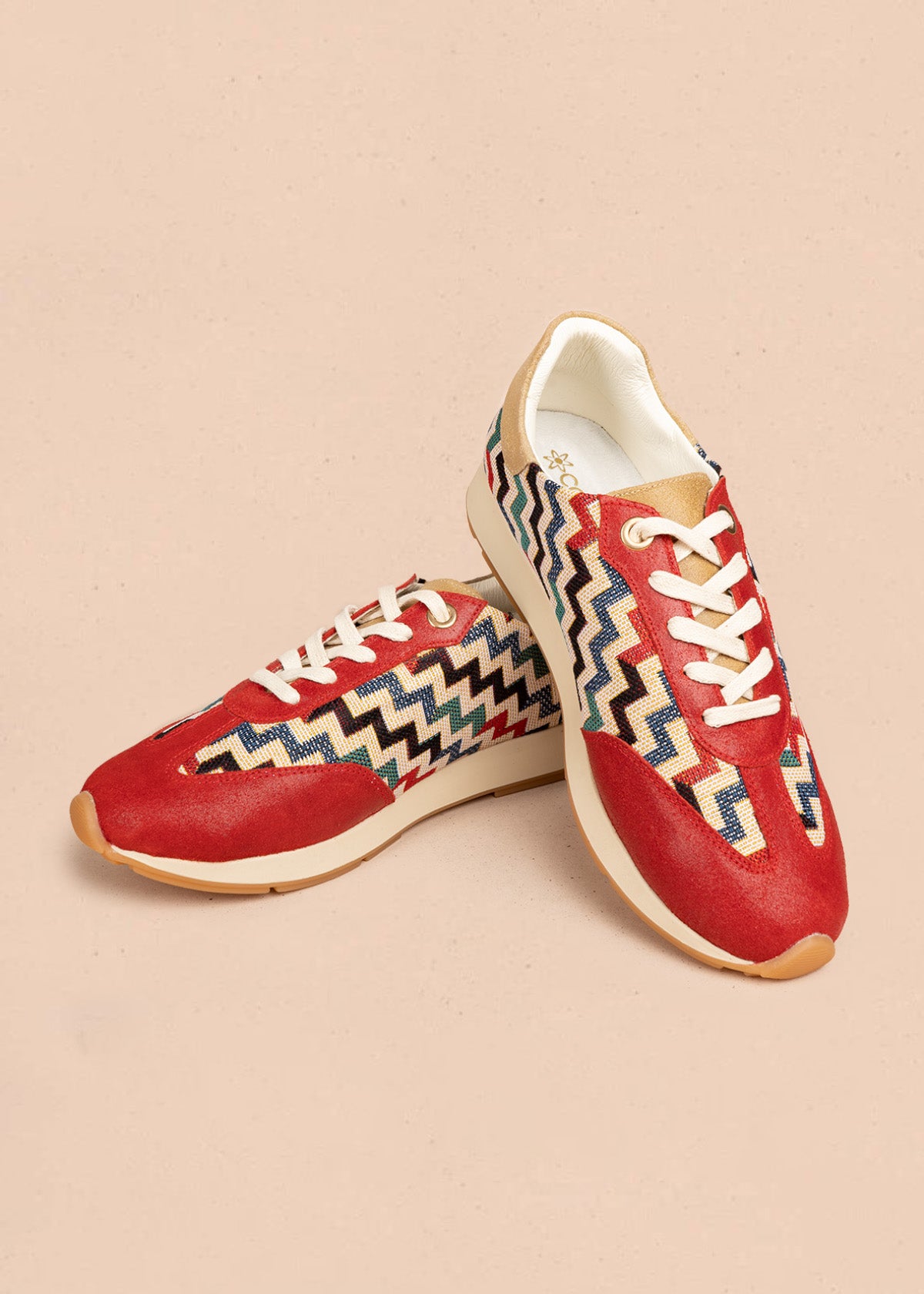 Tenis casuales en cuero color rojo con tejido en zigzag multicolor 106480