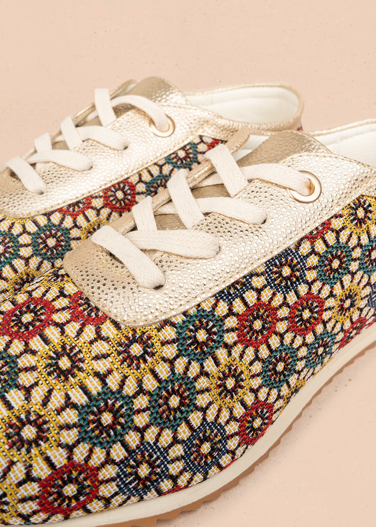 Tenis casuales en cuero multicolor con tejido floral 106482