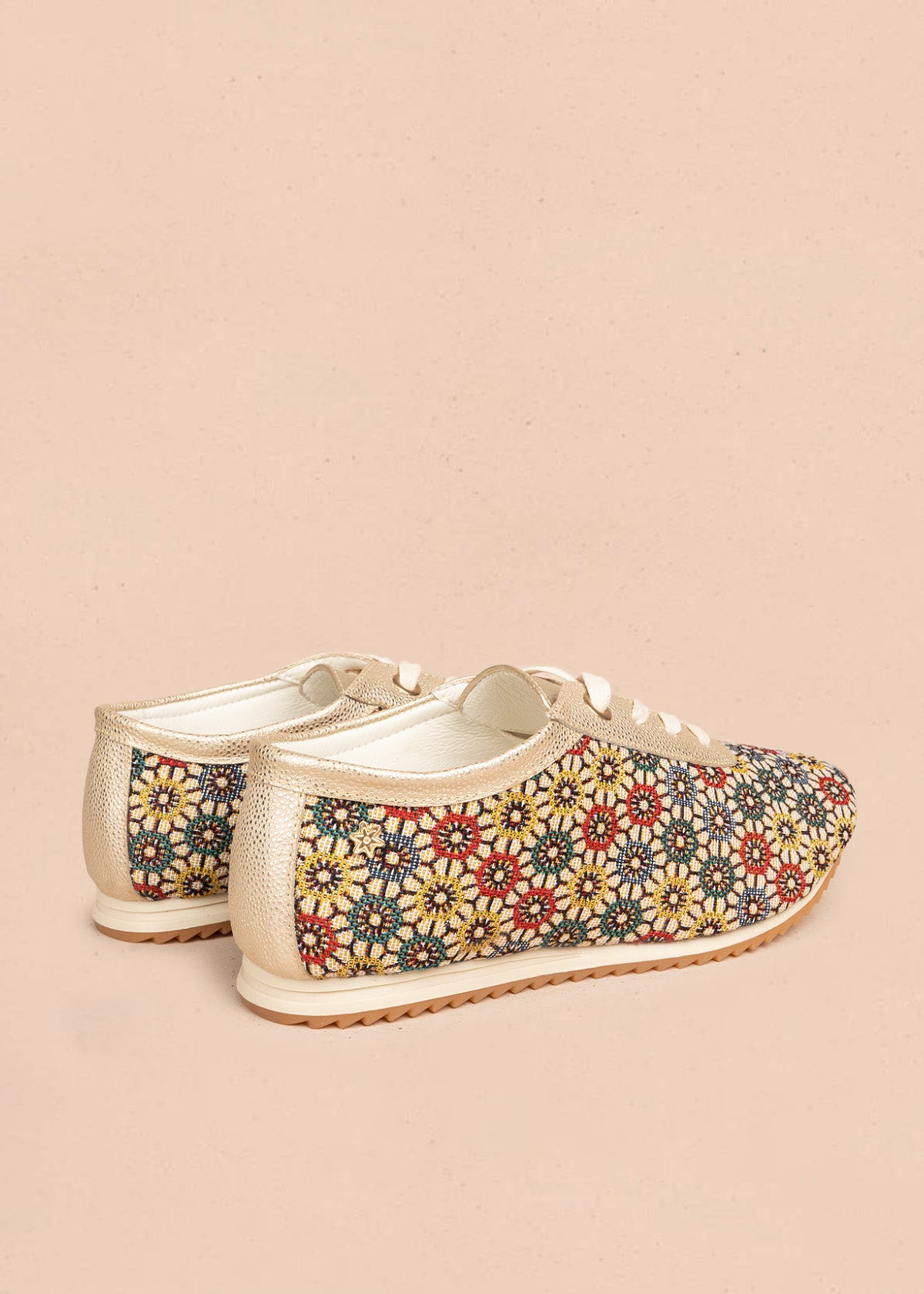 Tenis casuales en cuero multicolor con tejido floral 106482