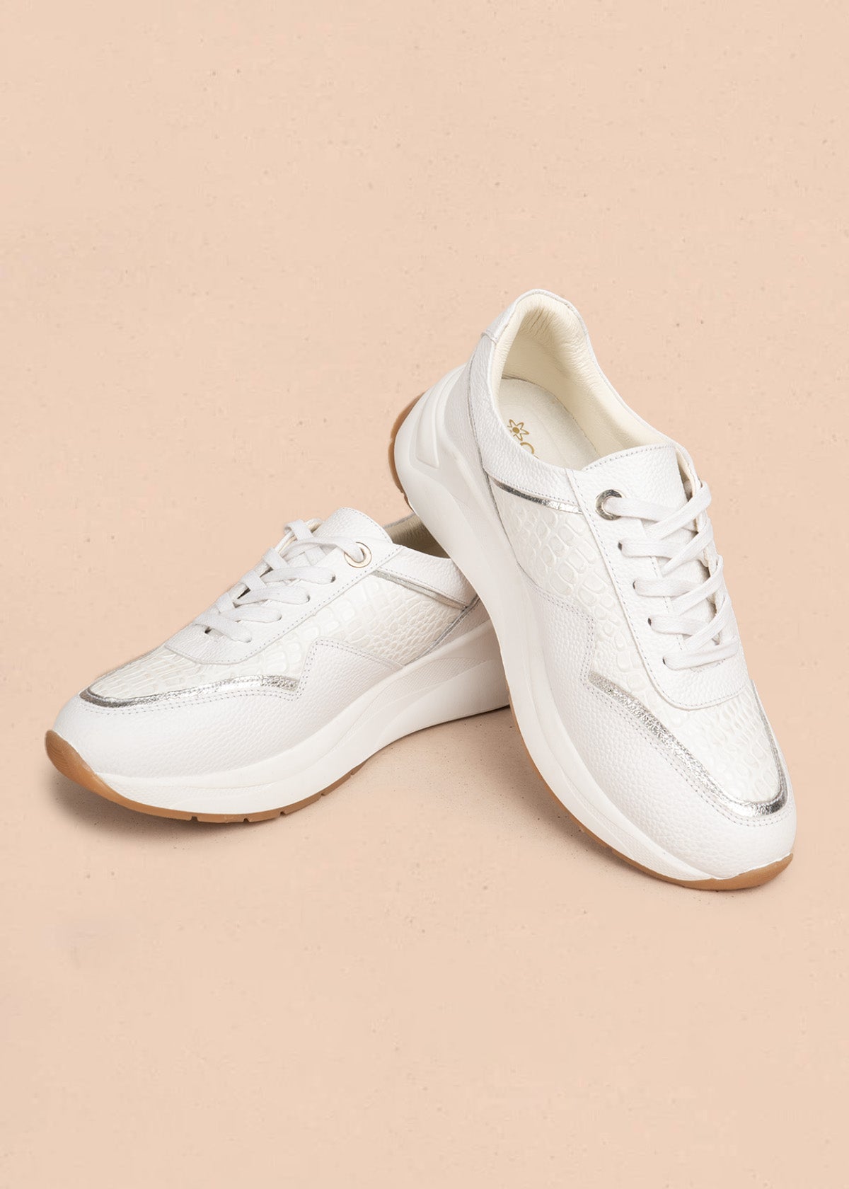 Tenis casuales en cuero color blanco con textura croco 106484