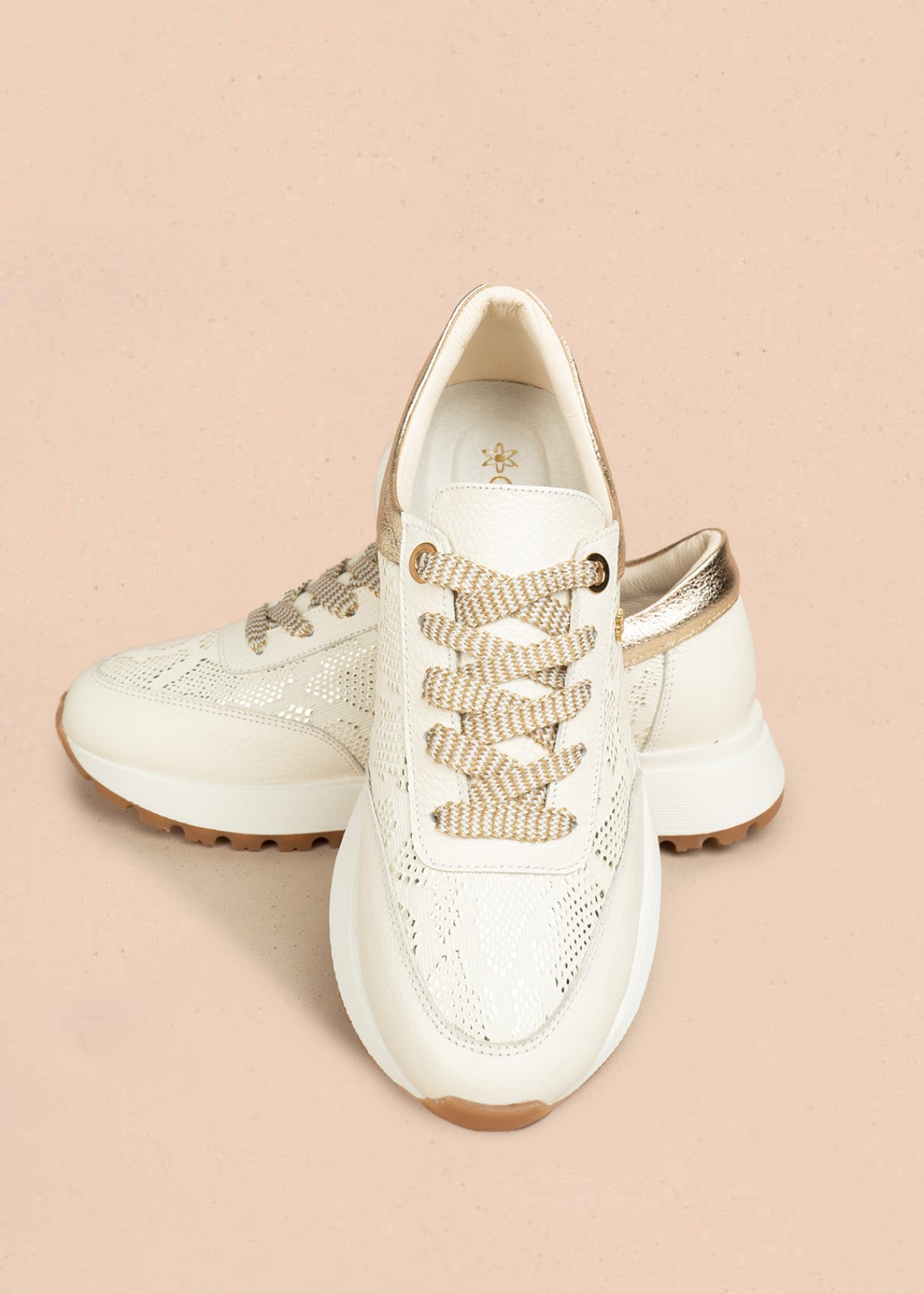 Tenis casuales de cuero color talco con detalles dorados 106485