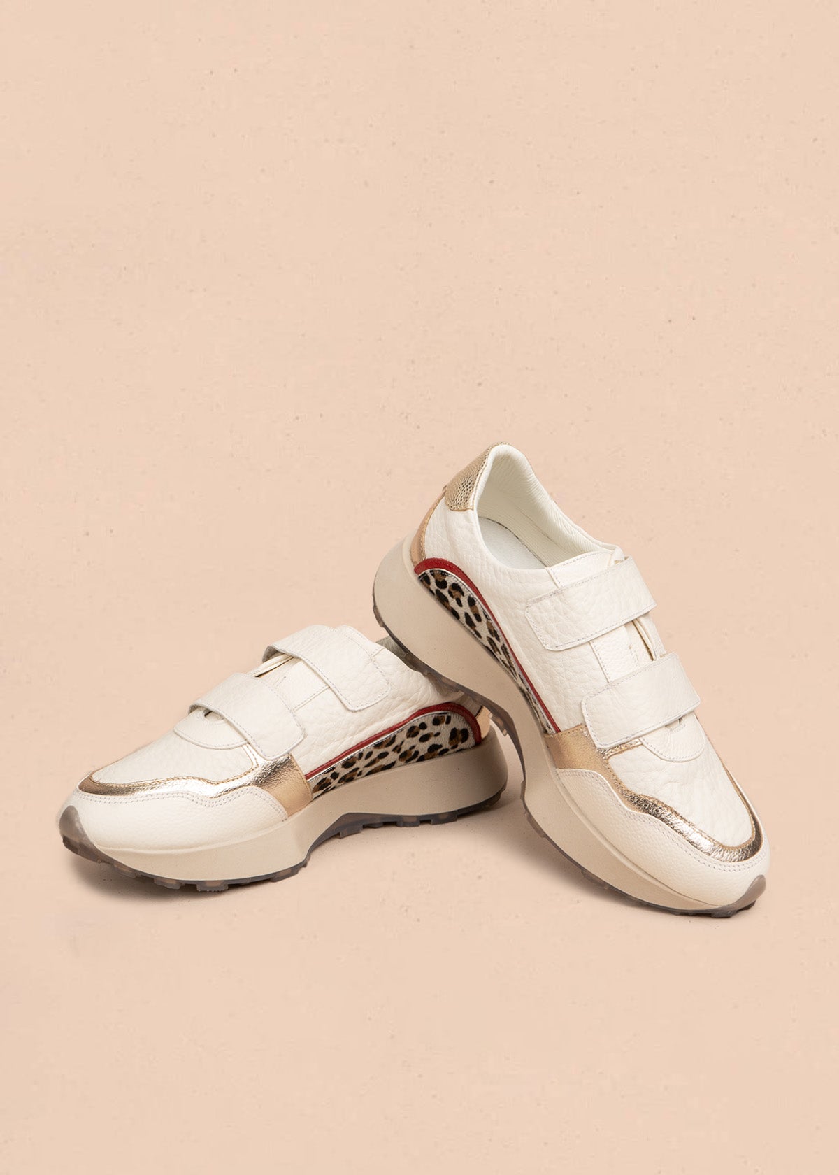 Tenis casuales en cuero color talco con doble velcro y animal print 106486