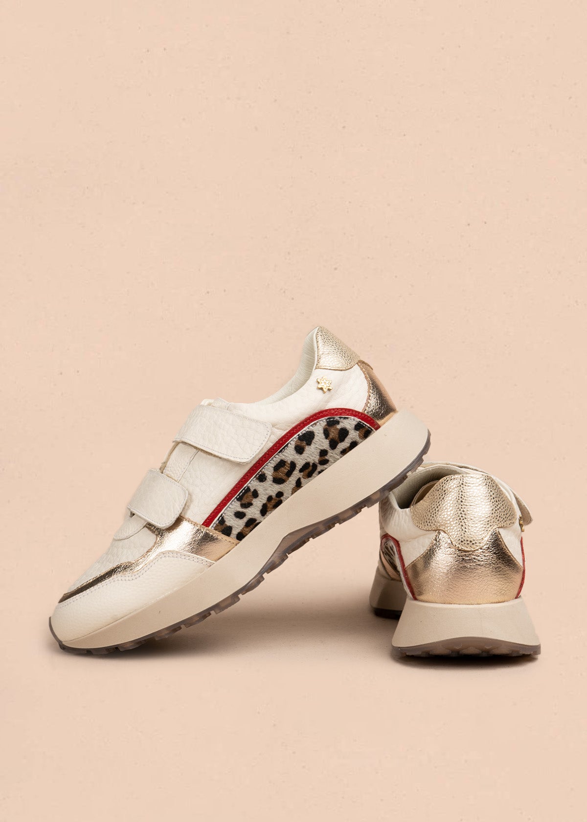 Tenis casuales en cuero color talco con doble velcro y animal print 106486