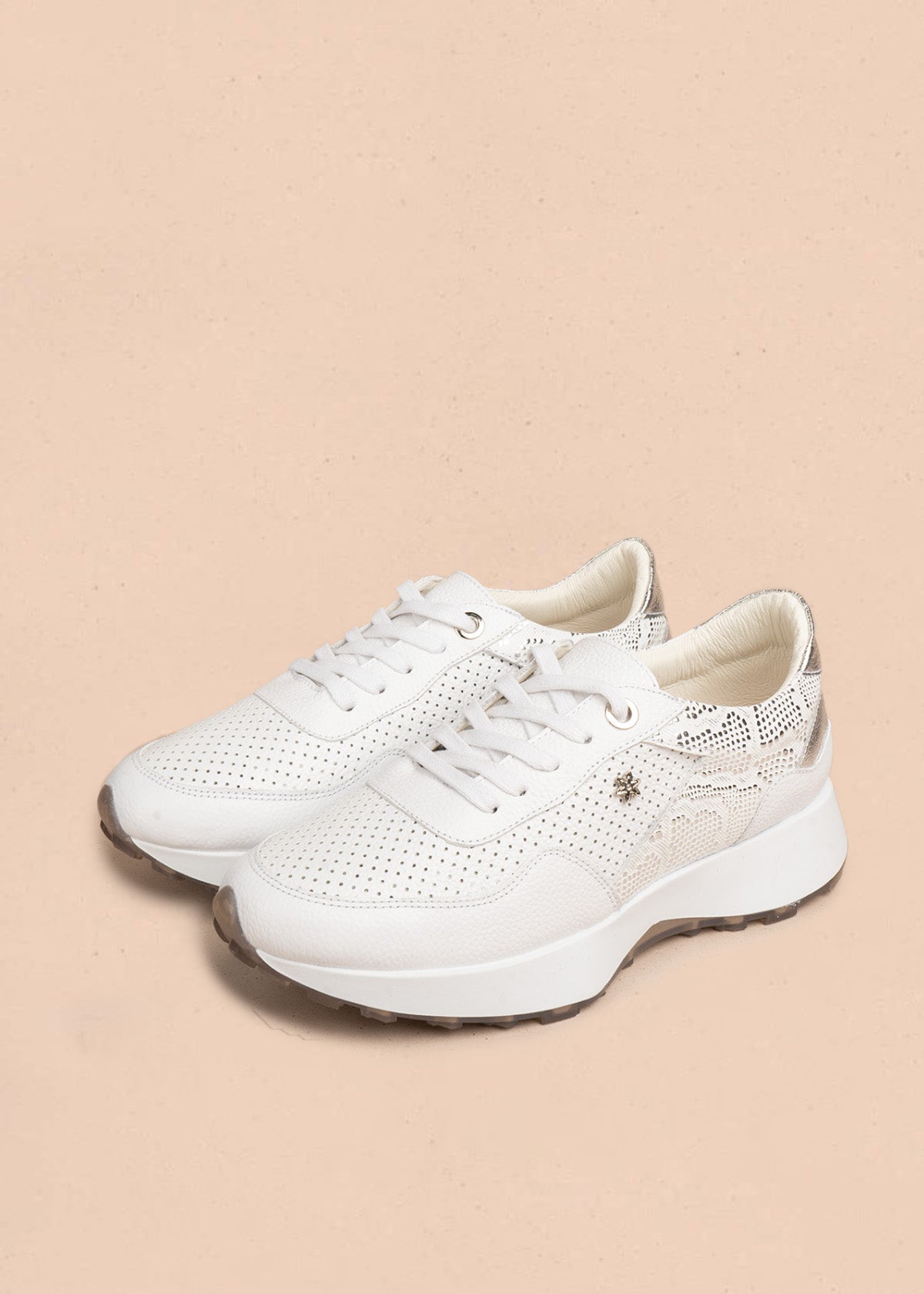 Tenis casuales en cuero color blanco con perforaciones y detalle plateado 106487