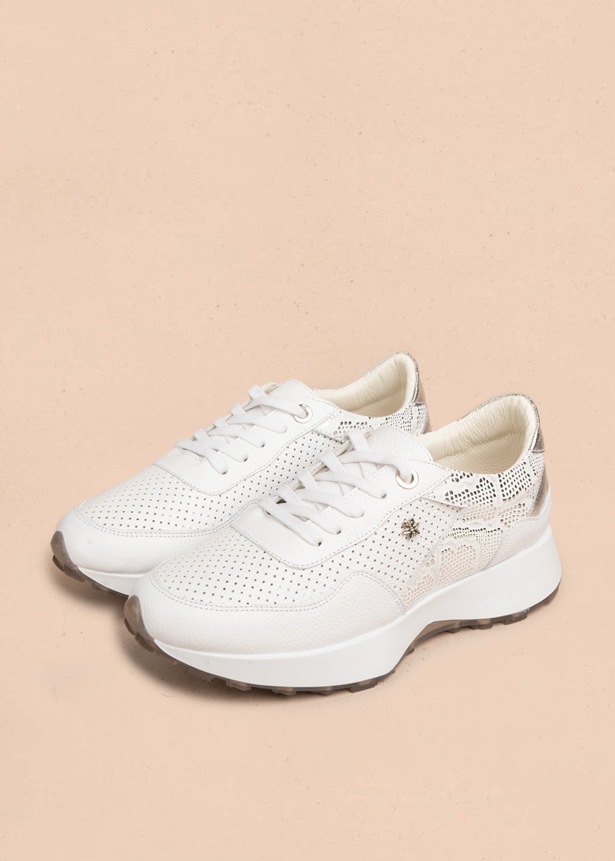 Tenis casuales en cuero color blanco con perforaciones y detalle plateado 106487