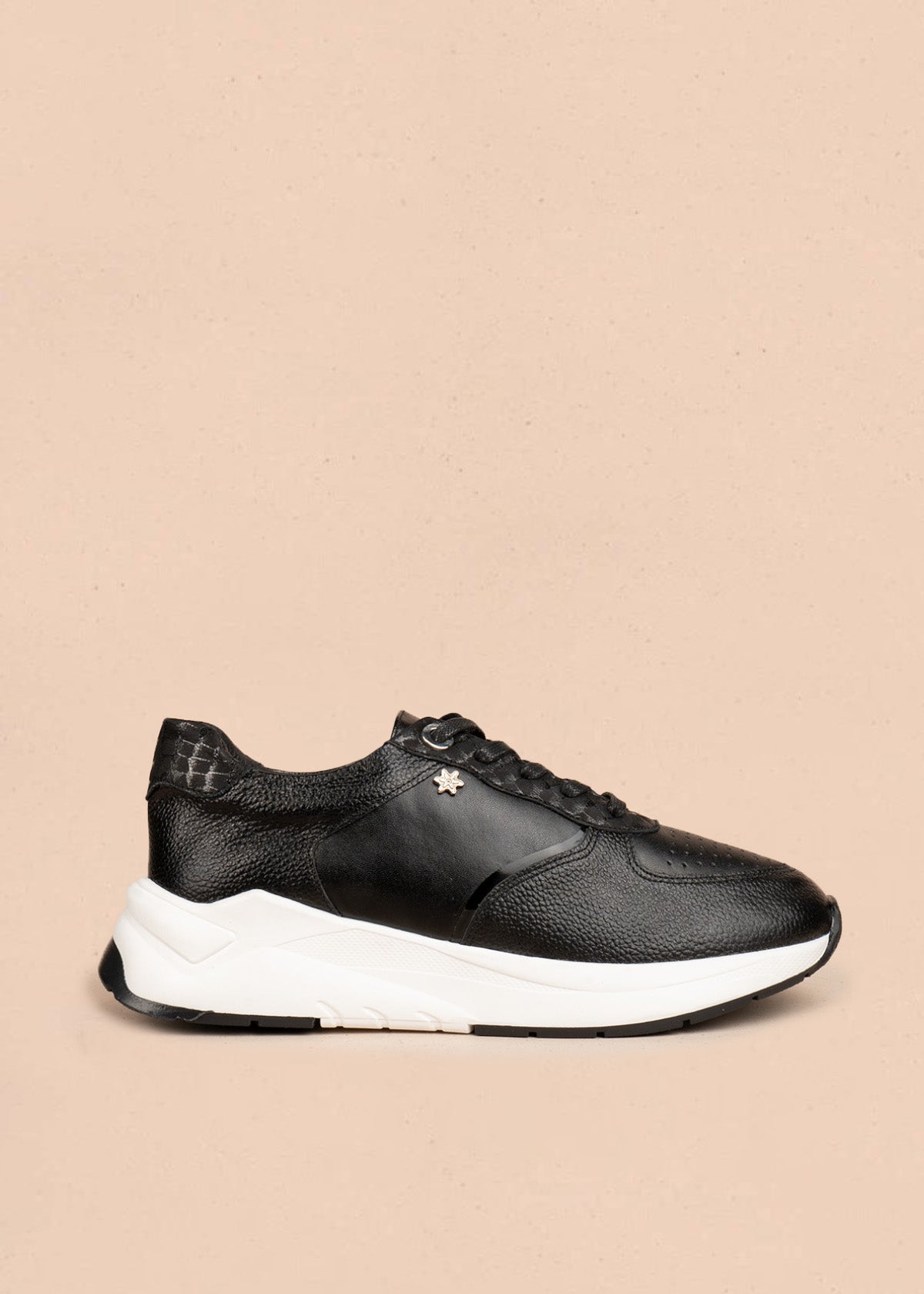 Tenis casuales en cuero color negro con perforaciones 106488