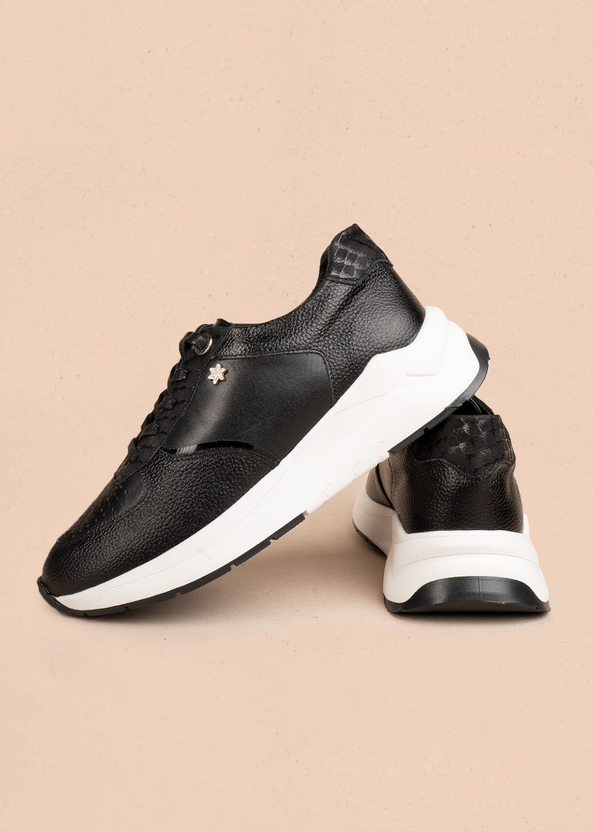 Tenis casuales en cuero color negro con perforaciones 106488