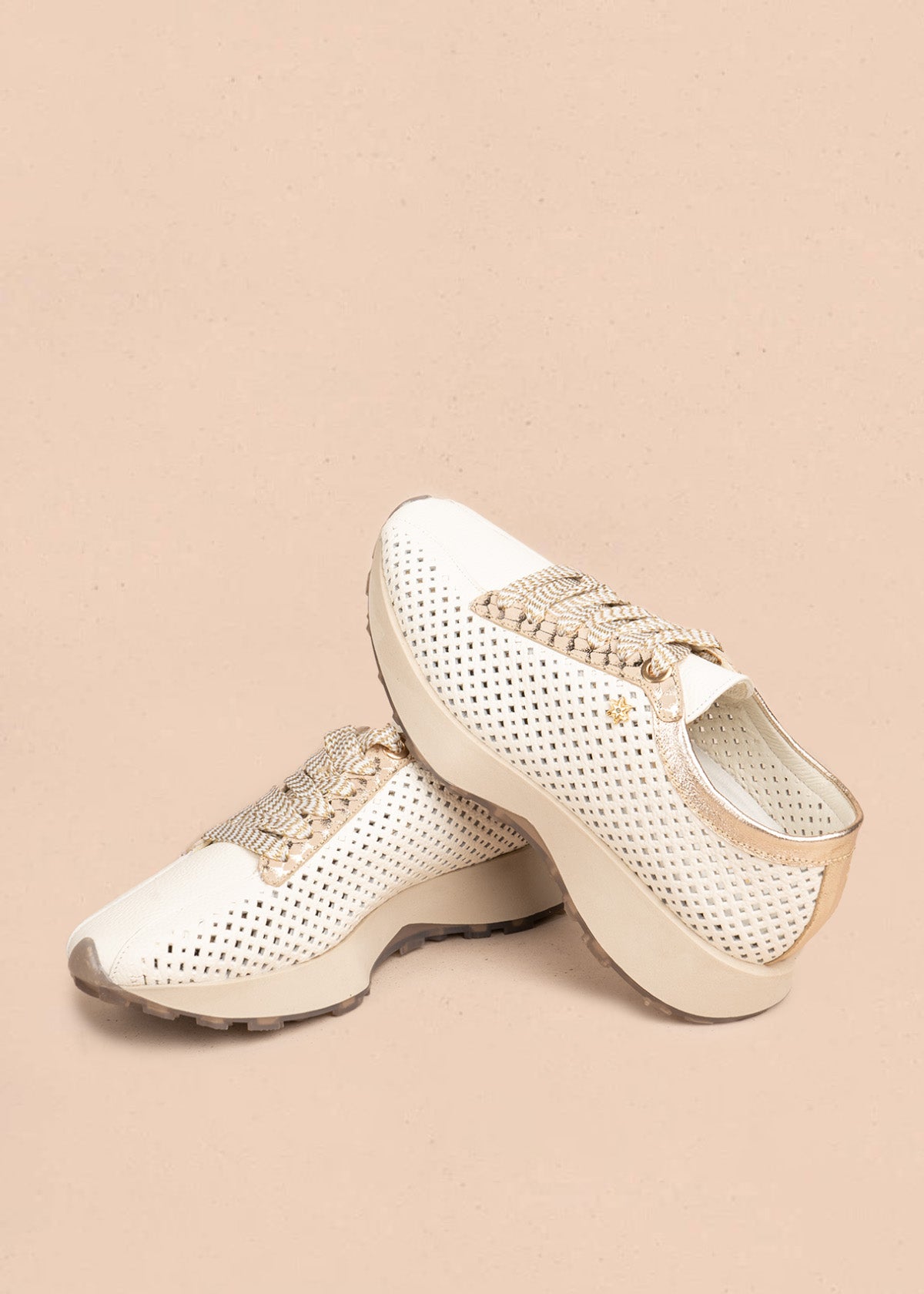 Tenis casuales en cuero color talco con perforaciones geométricas 106489