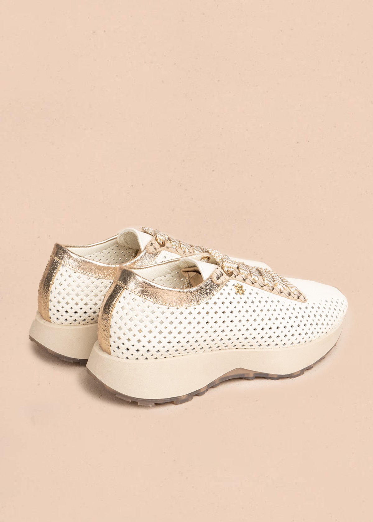 Tenis casuales en cuero color talco con perforaciones geométricas 106489