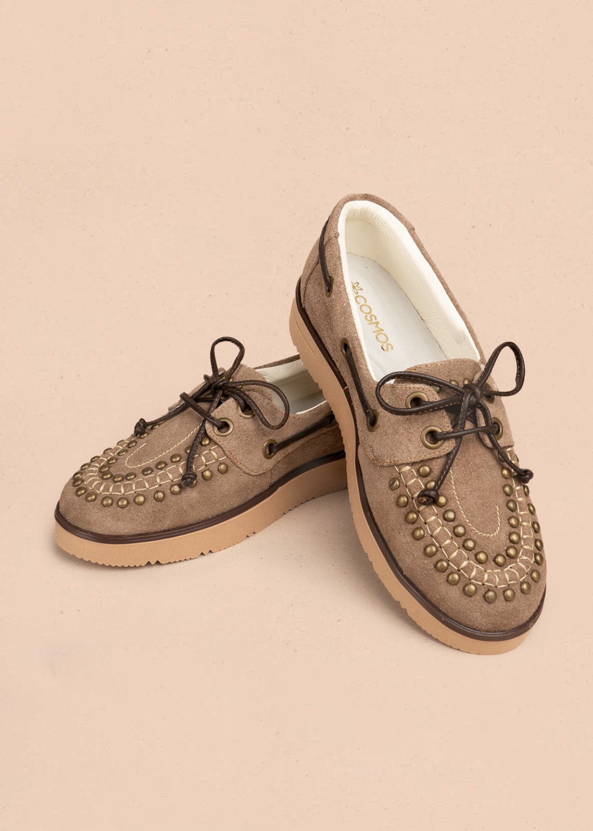 Mocasines de cuero color arena con cordones y taches en capellada 106491