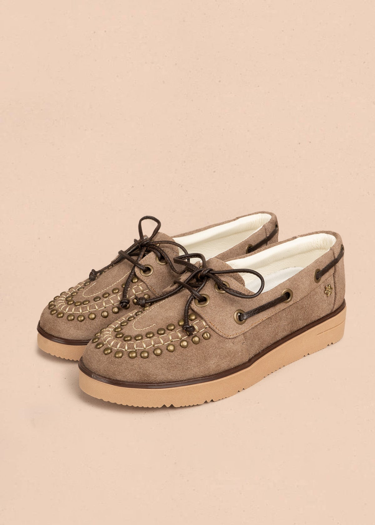 Mocasines de cuero color arena con cordones y taches en capellada 106491