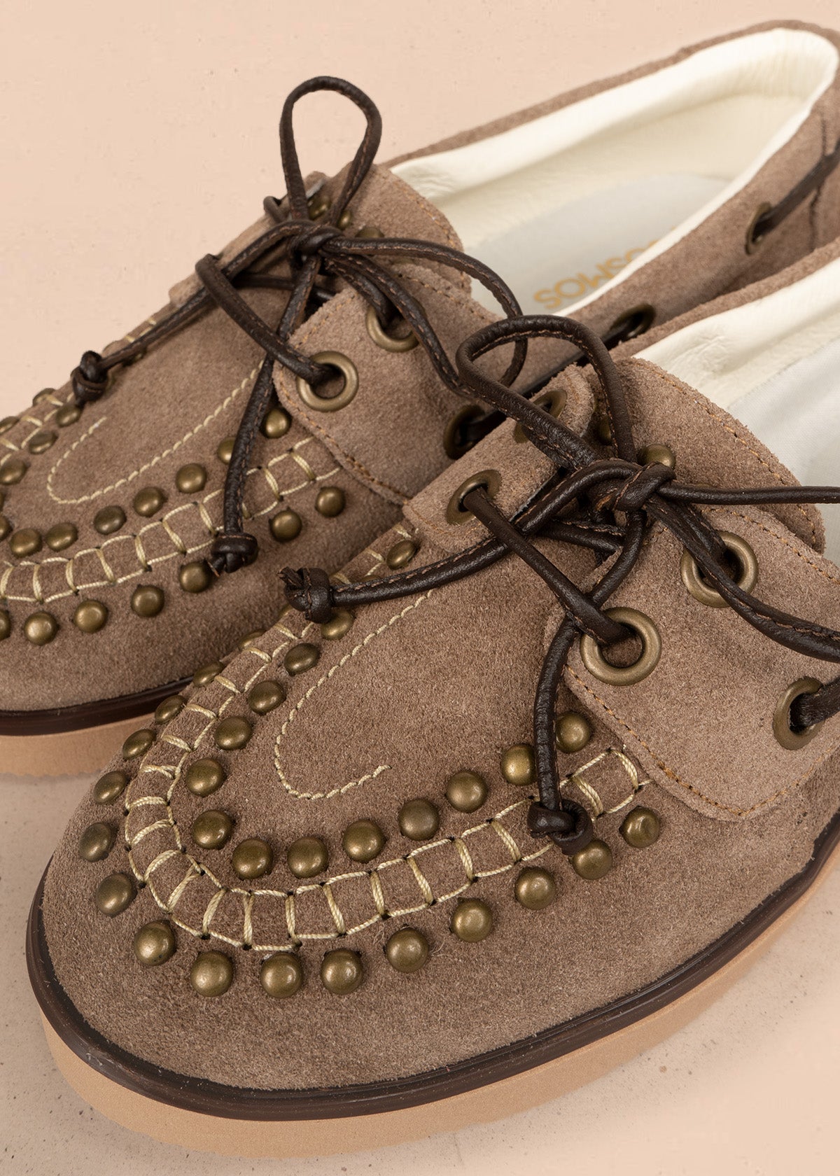 Mocasines de cuero color arena con cordones y taches en capellada 106491
