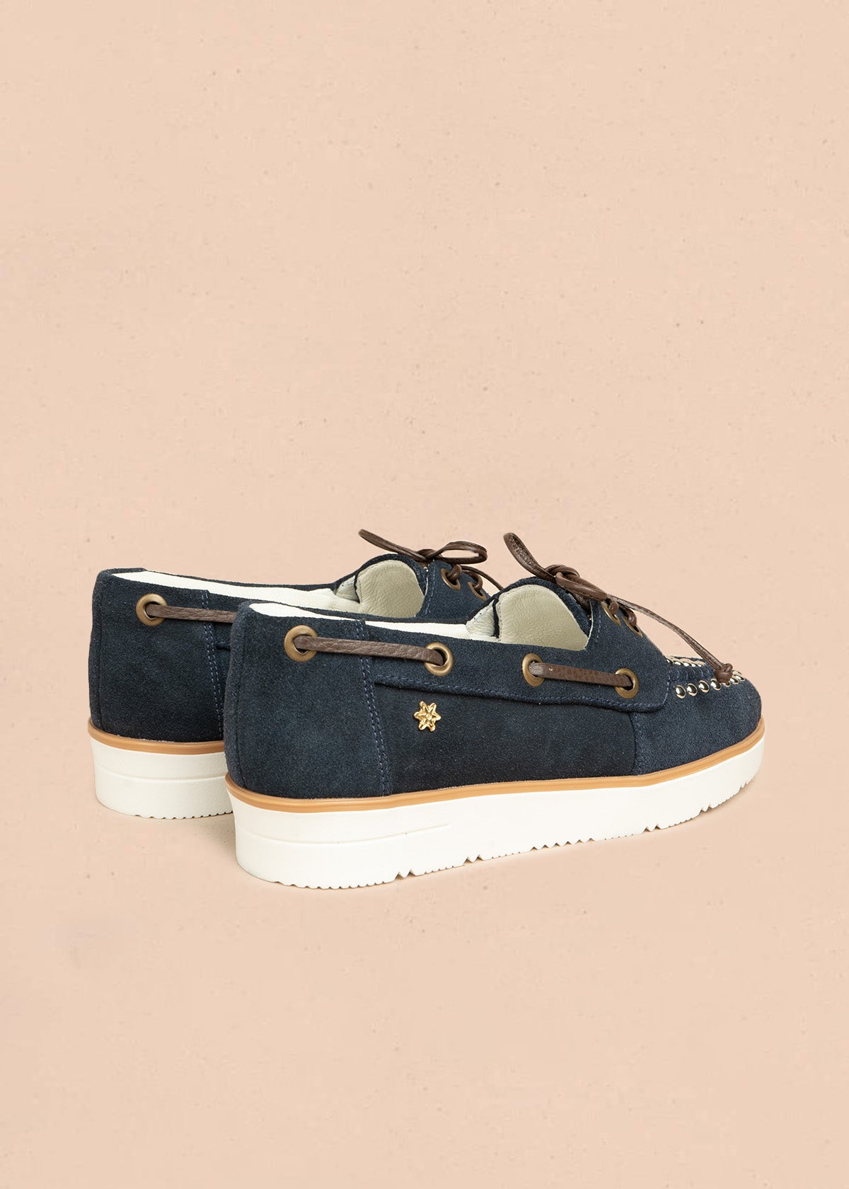 Mocasines de cuero color azul con cordones y taches en capellada 106491