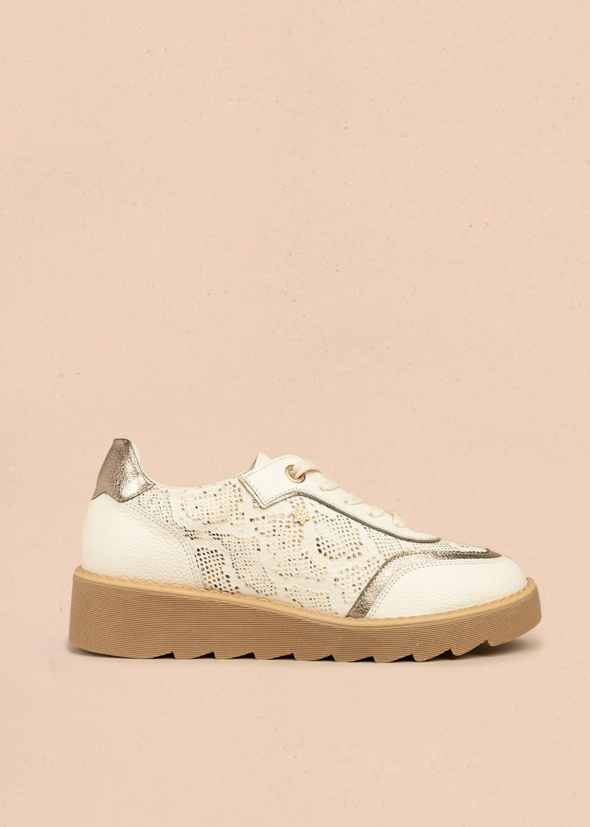 Zapatos de cuero color talco con atadura y textura reptil 106492