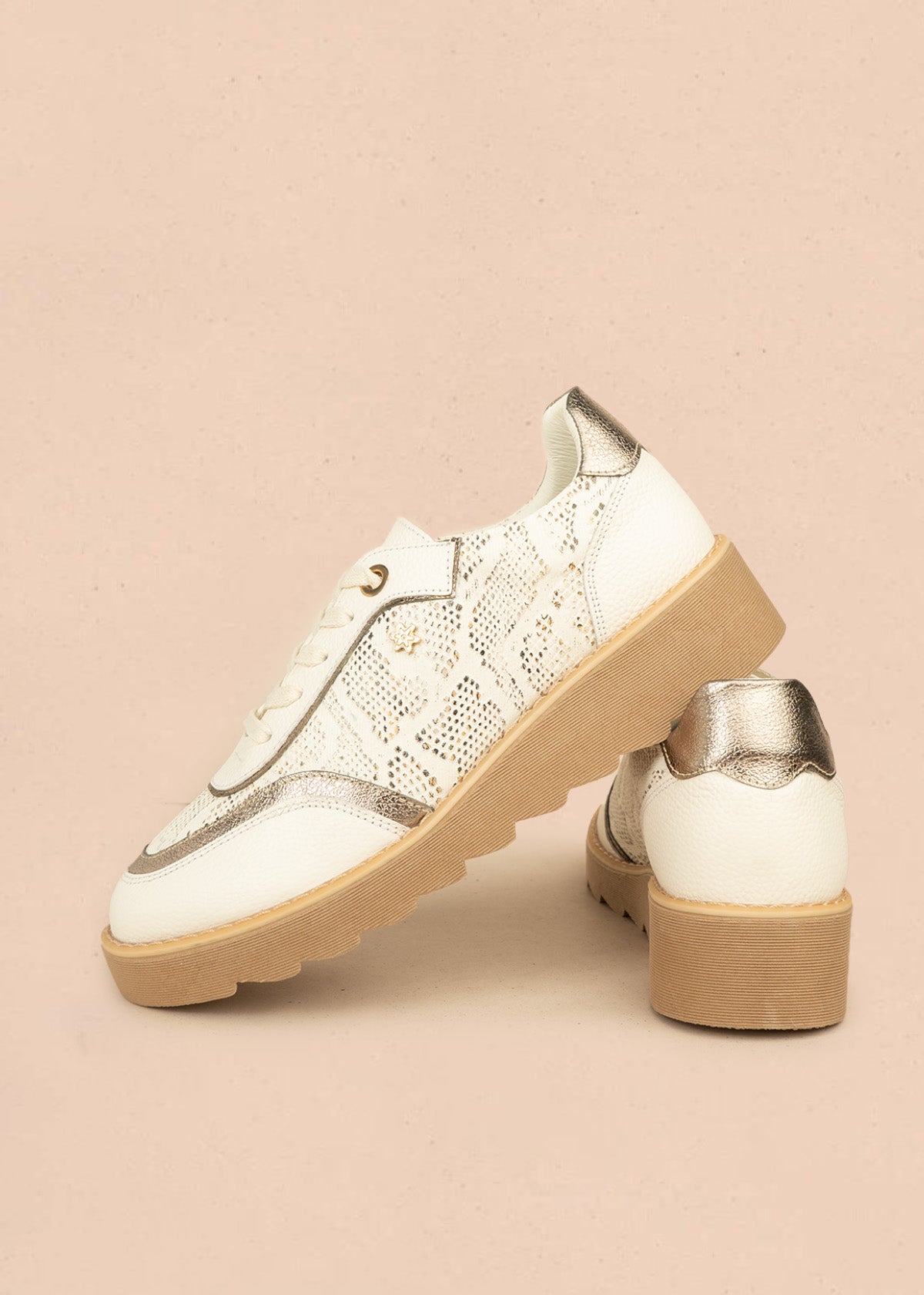 Zapatos de cuero color talco con atadura y textura reptil 106492