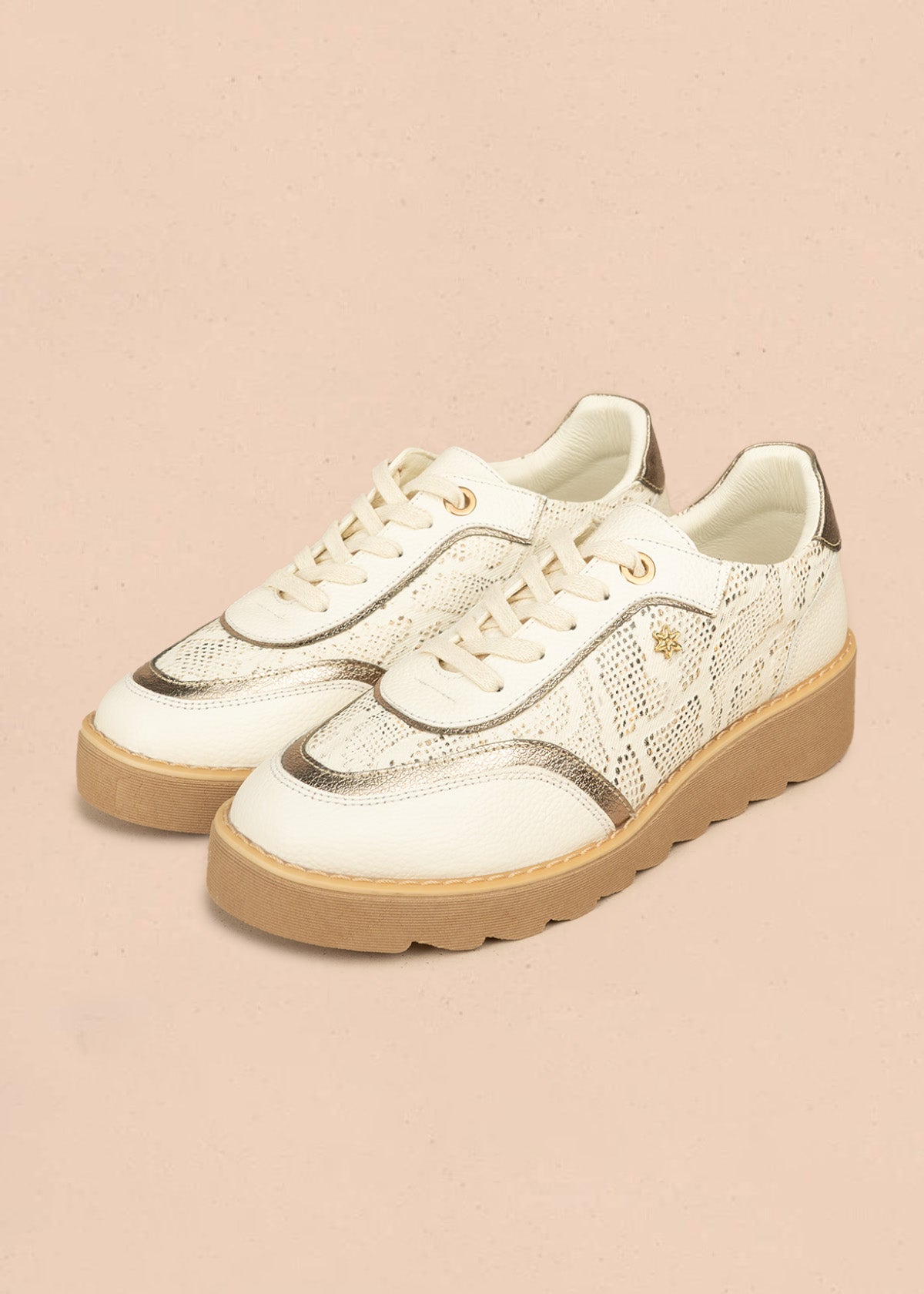 Zapatos de cuero color talco con atadura y textura reptil 106492