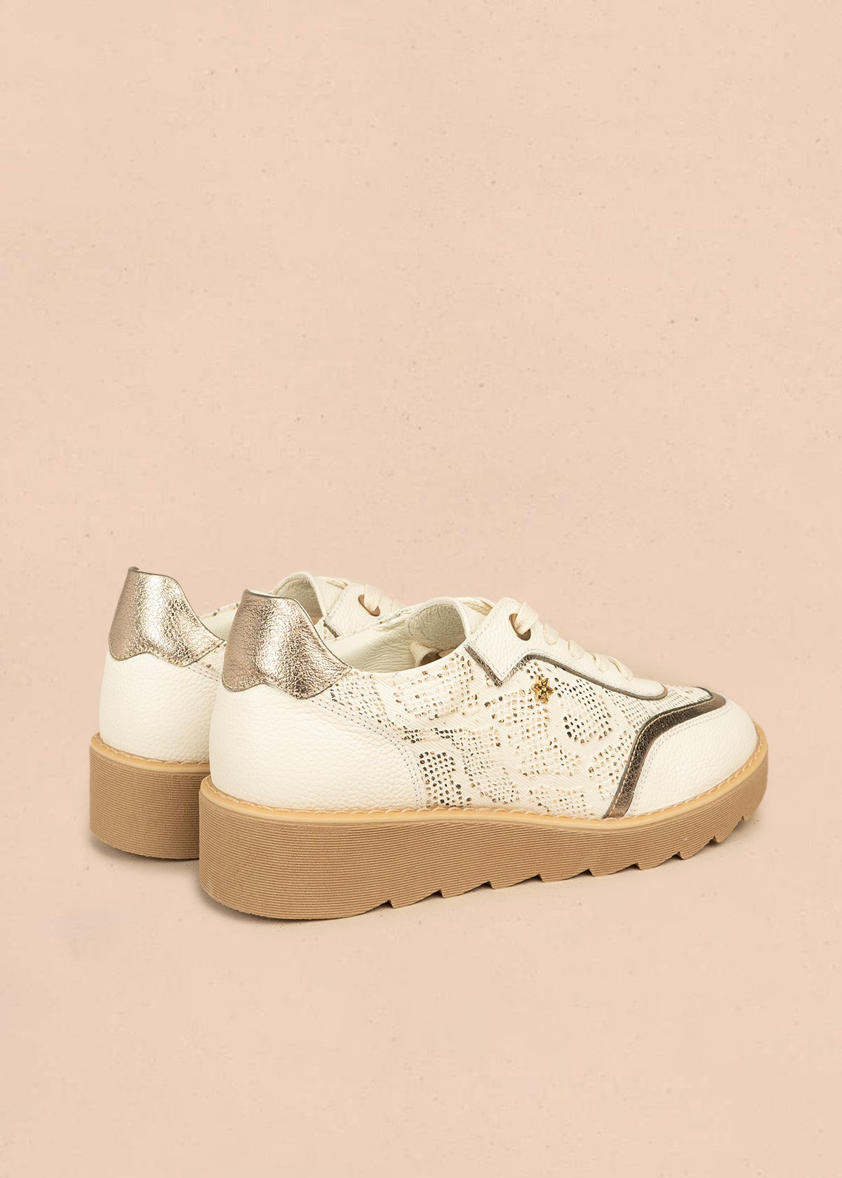 Zapatos de cuero color talco con atadura y textura reptil 106492