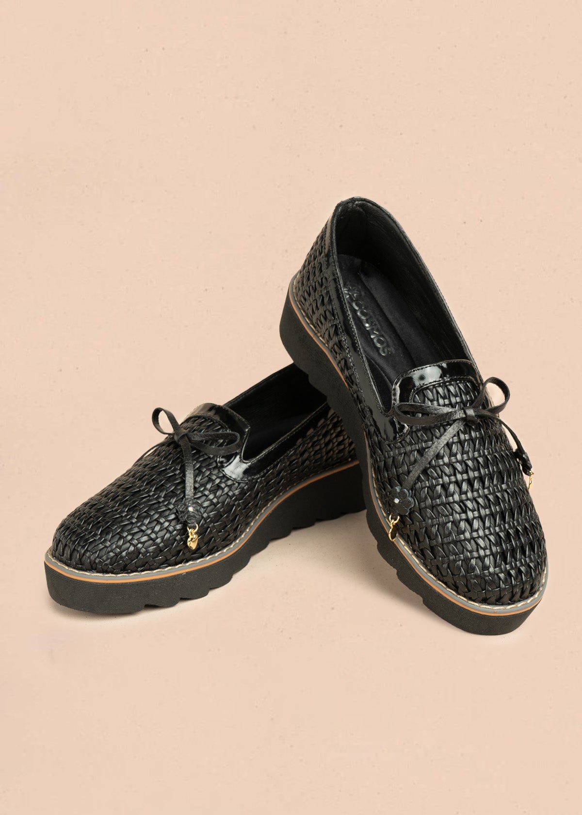 Zapatos cerrados de cuero color negro textura trenzada y bordes en charol 106493