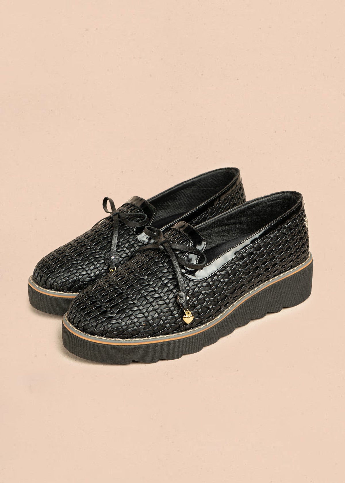 Zapatos cerrados de cuero color negro textura trenzada y bordes en charol 106493