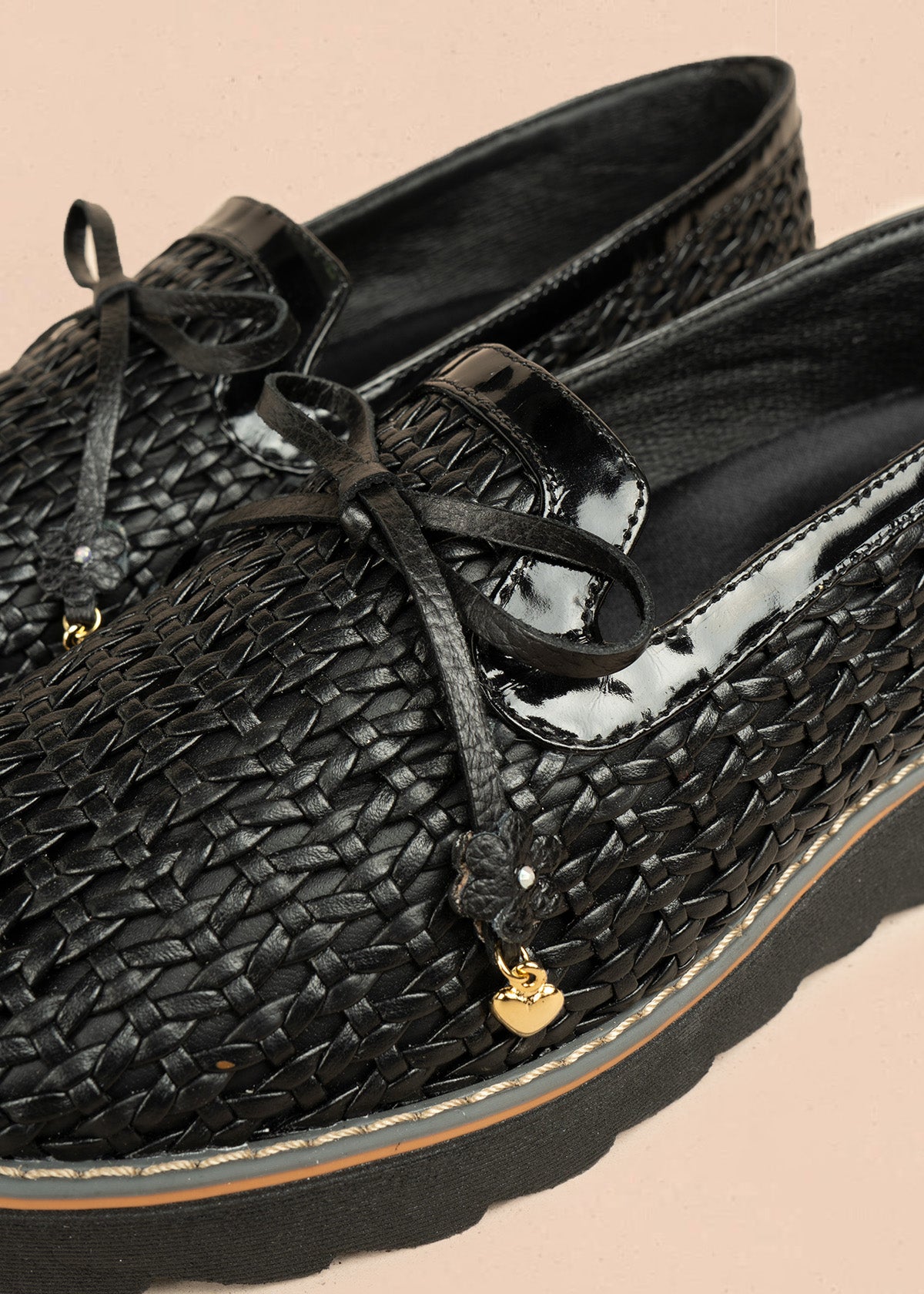 Zapatos cerrados de cuero color negro textura trenzada y bordes en charol 106493