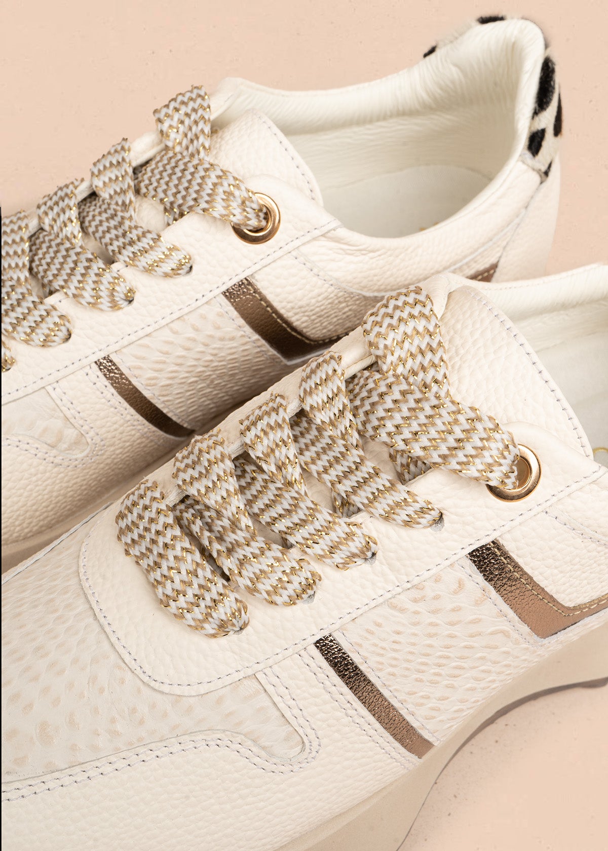 Tenis casuales en cuero color talco con animal print y cordones metálicos 106494