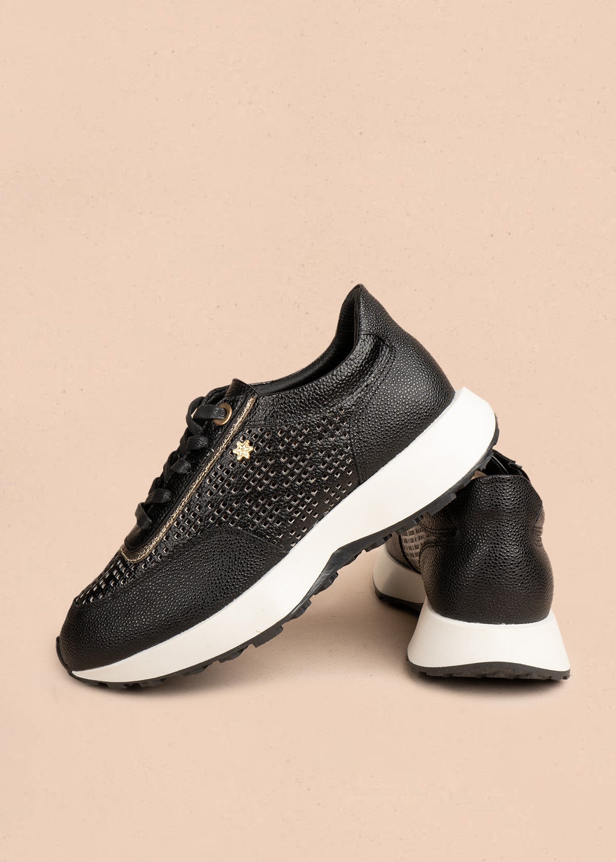 Tenis casuales en cuero color negro con perforaciones 106495