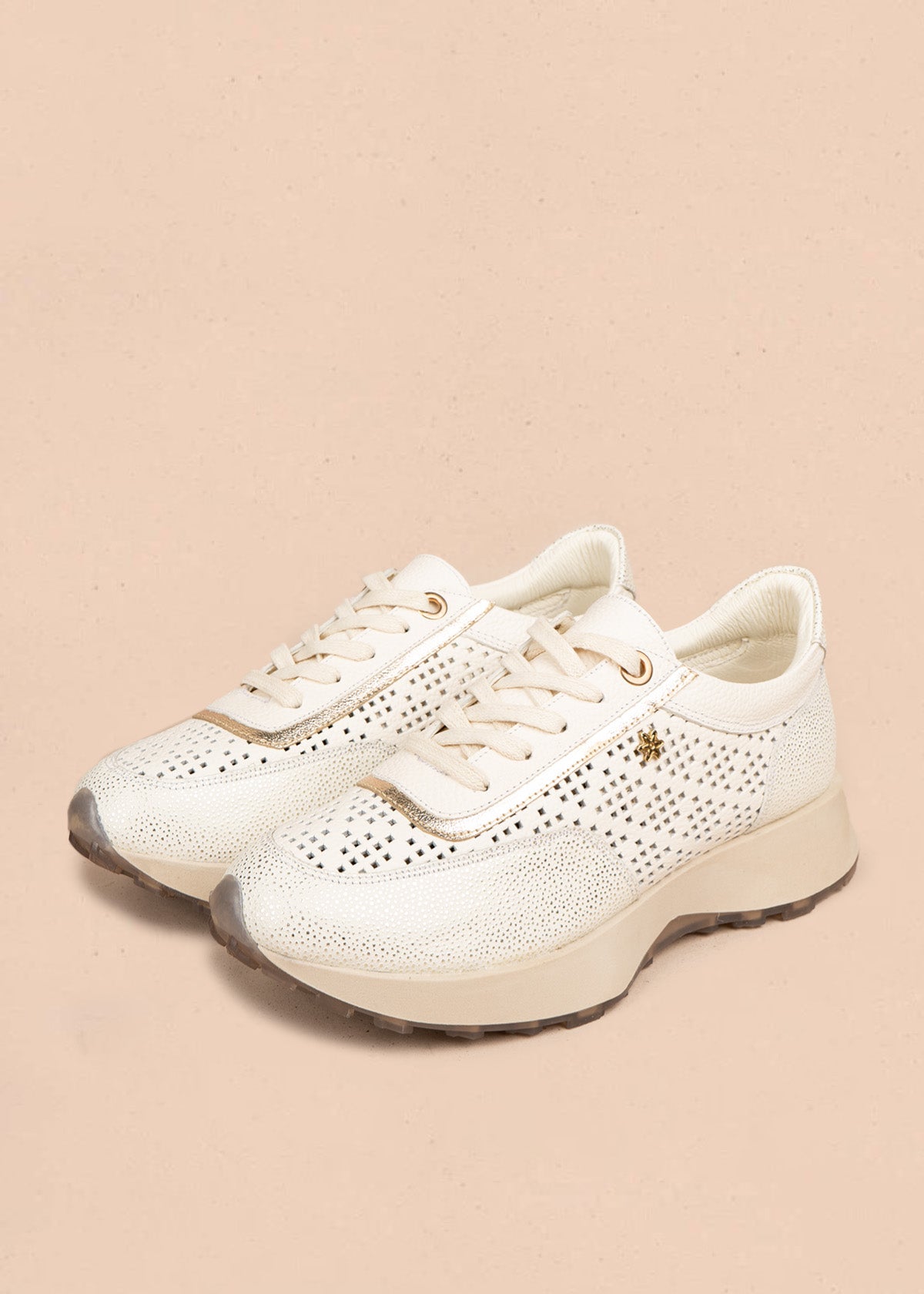 Tenis casuales en cuero color talco con perforaciones 106495