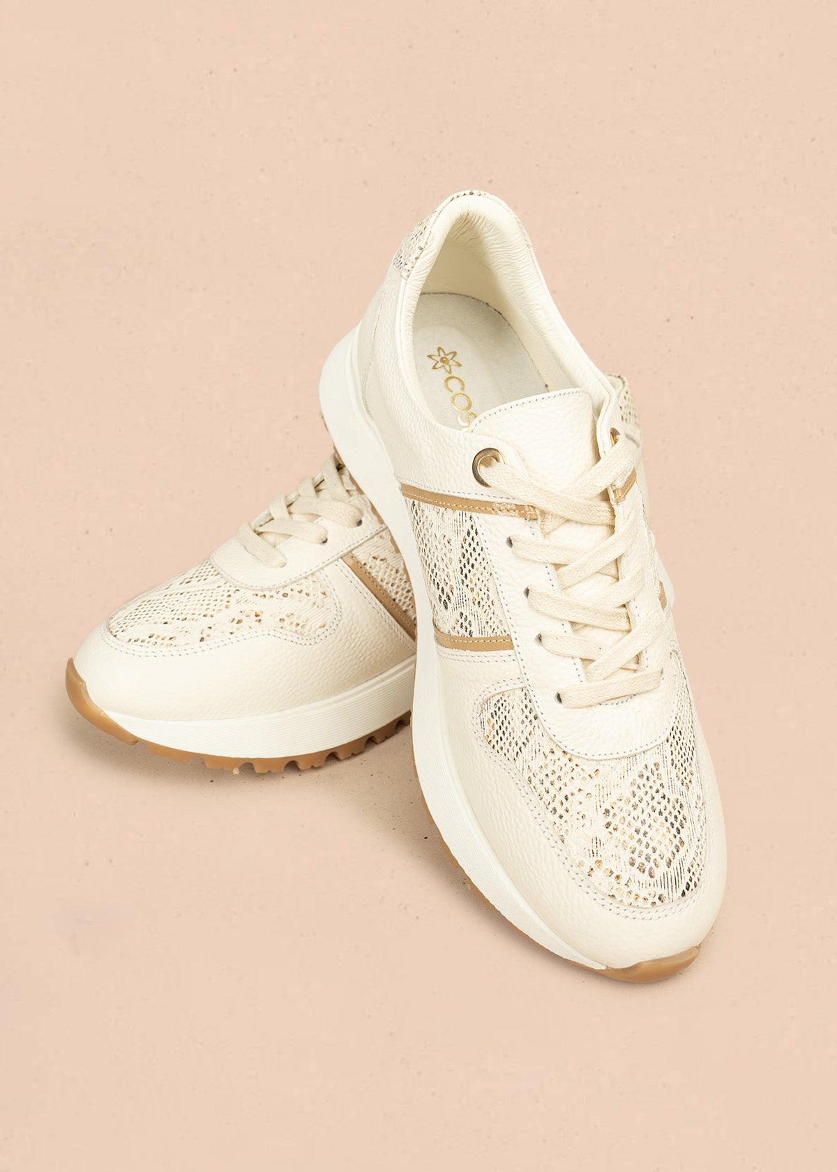Tenis deportivos de cuero color talco con folia textura reptil 106496