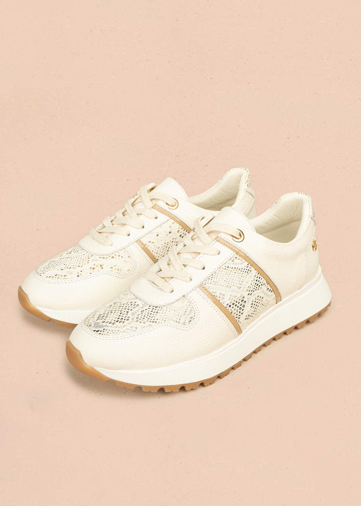 Tenis deportivos de cuero color talco con folia textura reptil 106496