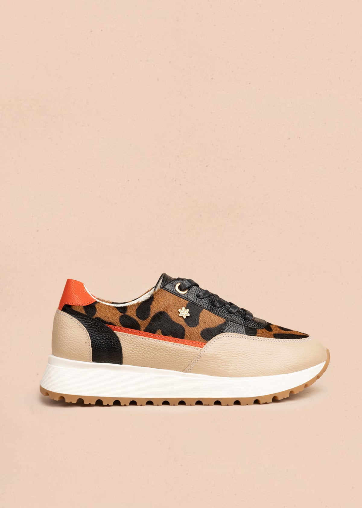 Tenis casuales en cuero color beige con pelo animal print y detalles naranja 106497