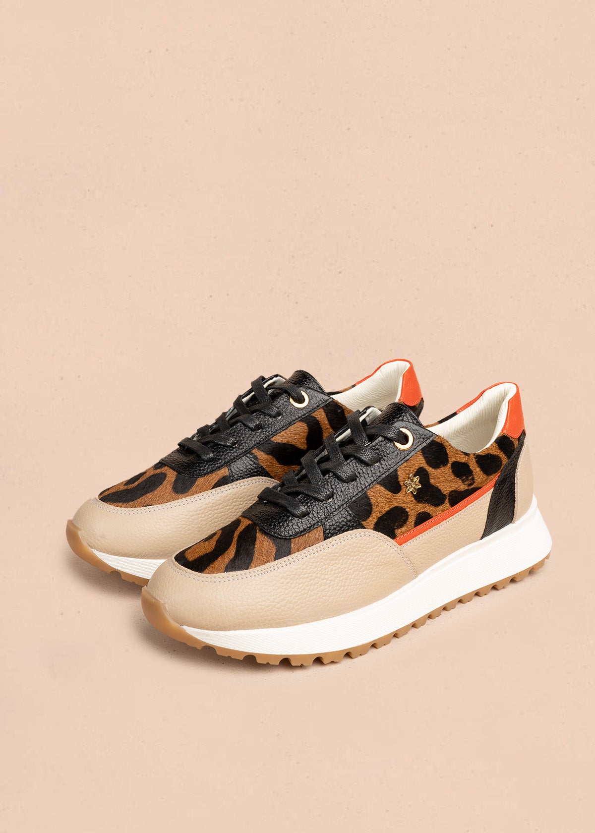 Tenis casuales en cuero color beige con pelo animal print y detalles naranja 106497