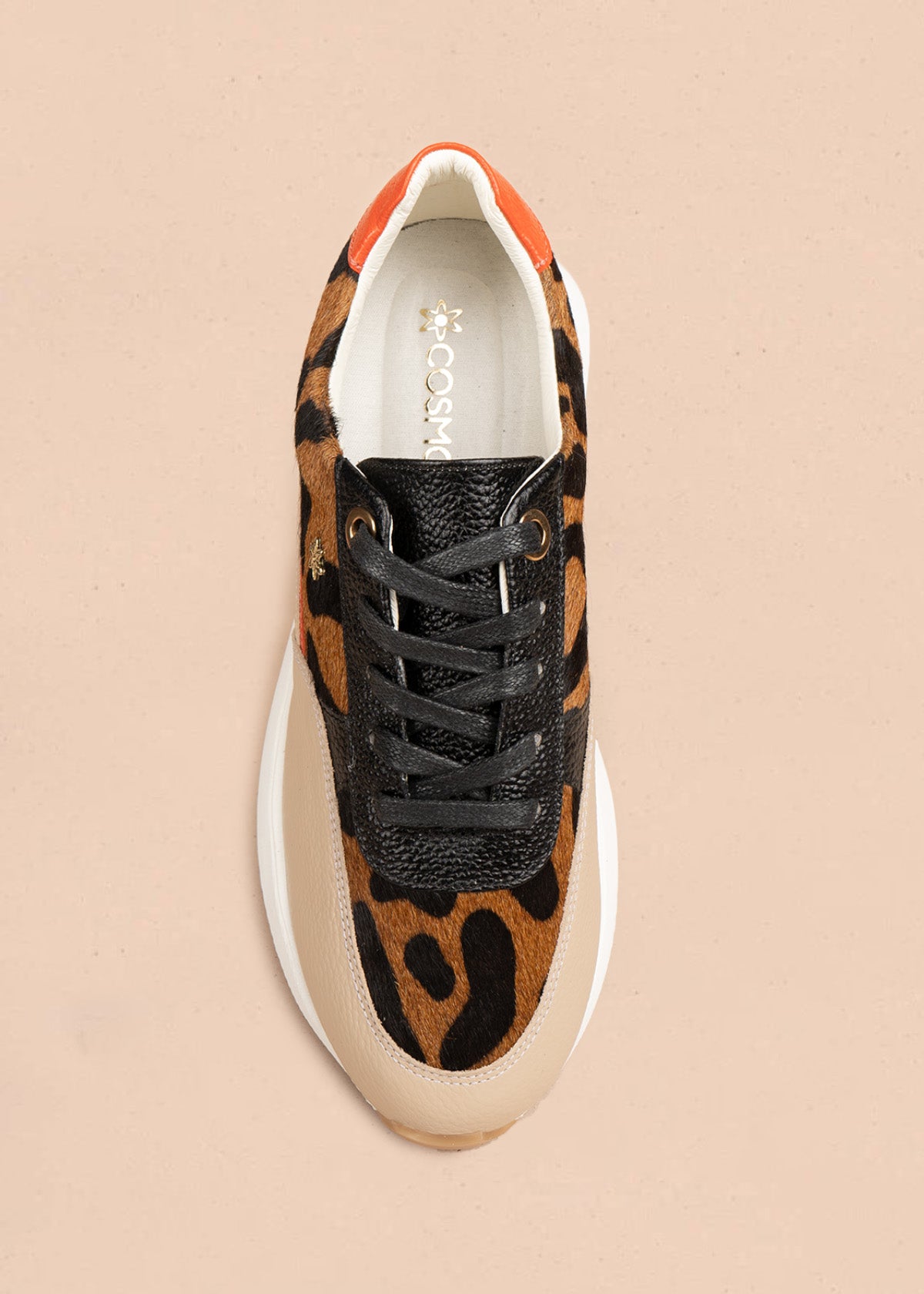 Tenis casuales en cuero color beige con pelo animal print y detalles naranja 106497