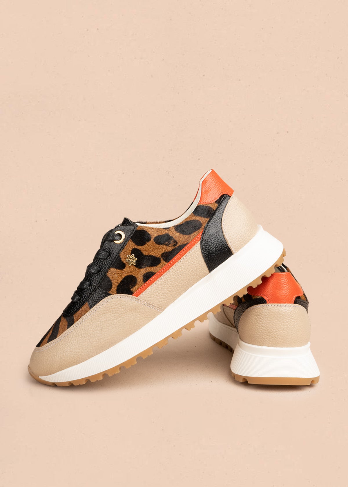 Tenis casuales en cuero color beige con pelo animal print y detalles naranja 106497