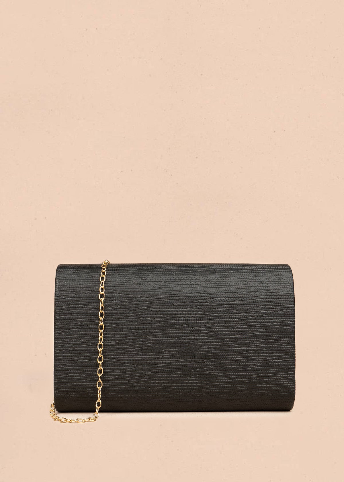 Bolso tipo cartera color negro con patrón texturizado 106498