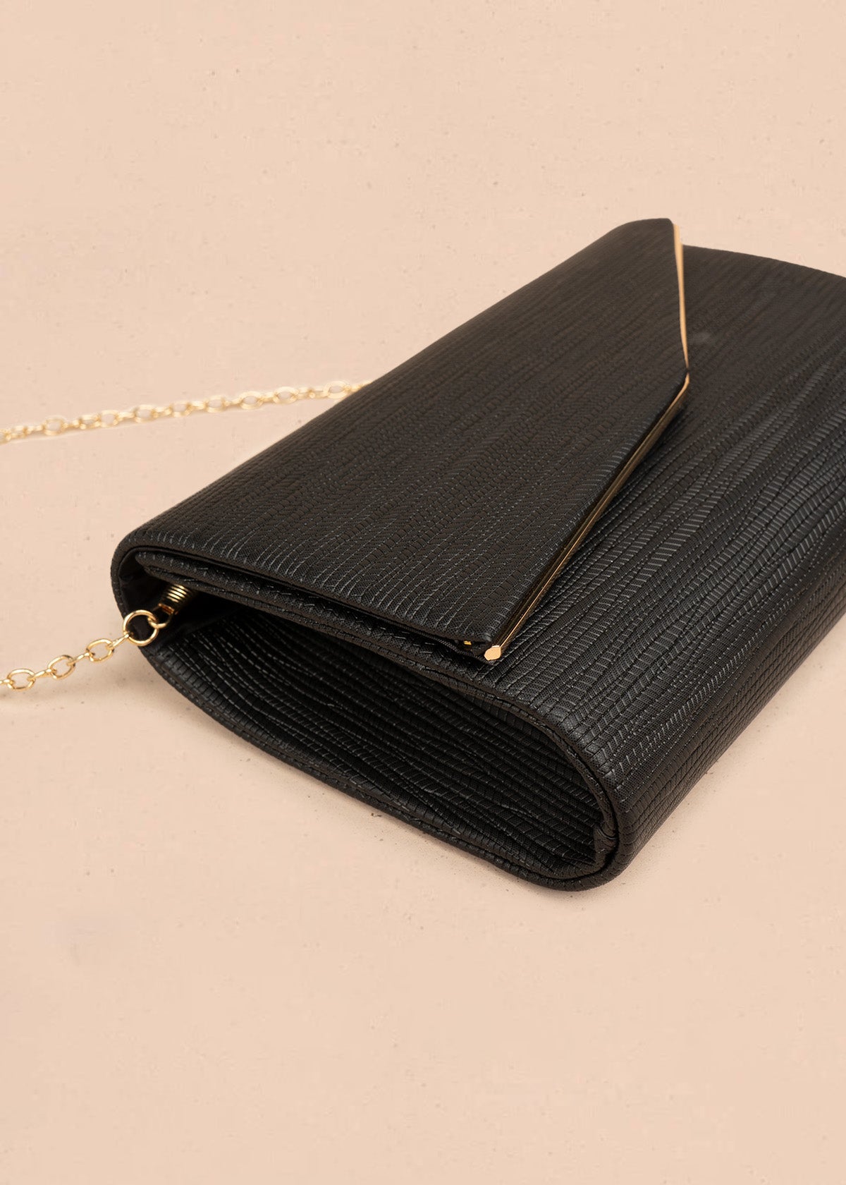 Bolso tipo cartera color negro con patrón texturizado 106498