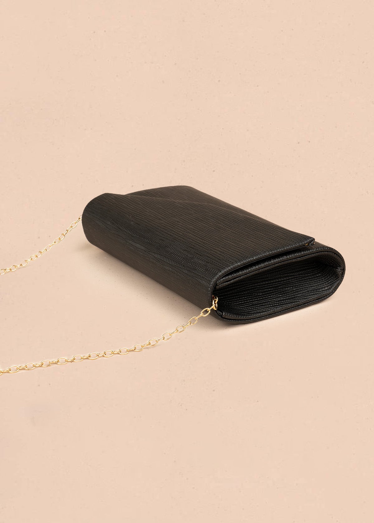 Bolso tipo cartera color negro con patrón texturizado 106498