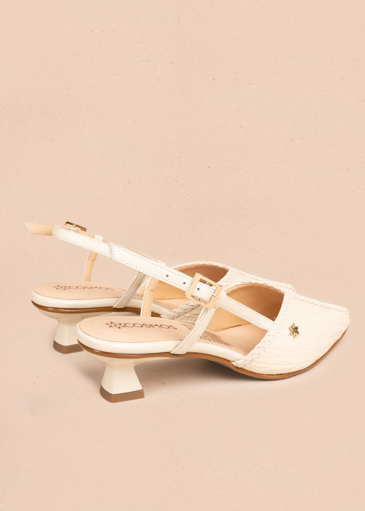 Tacones trabilla de cuero color beige con trenzado decorativo 106504