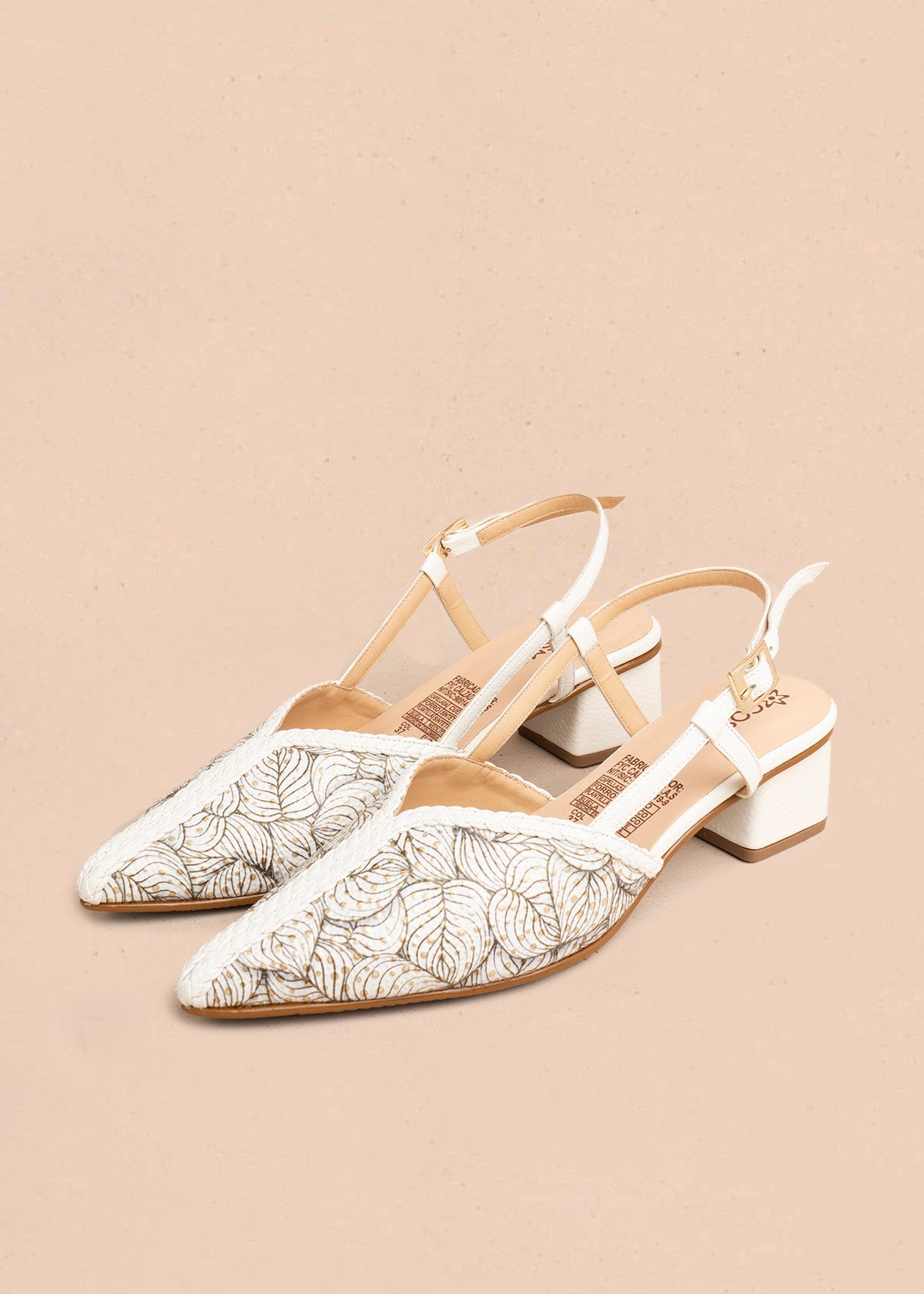 Tacones trabilla en cuero color blanco con detalle floral 106505