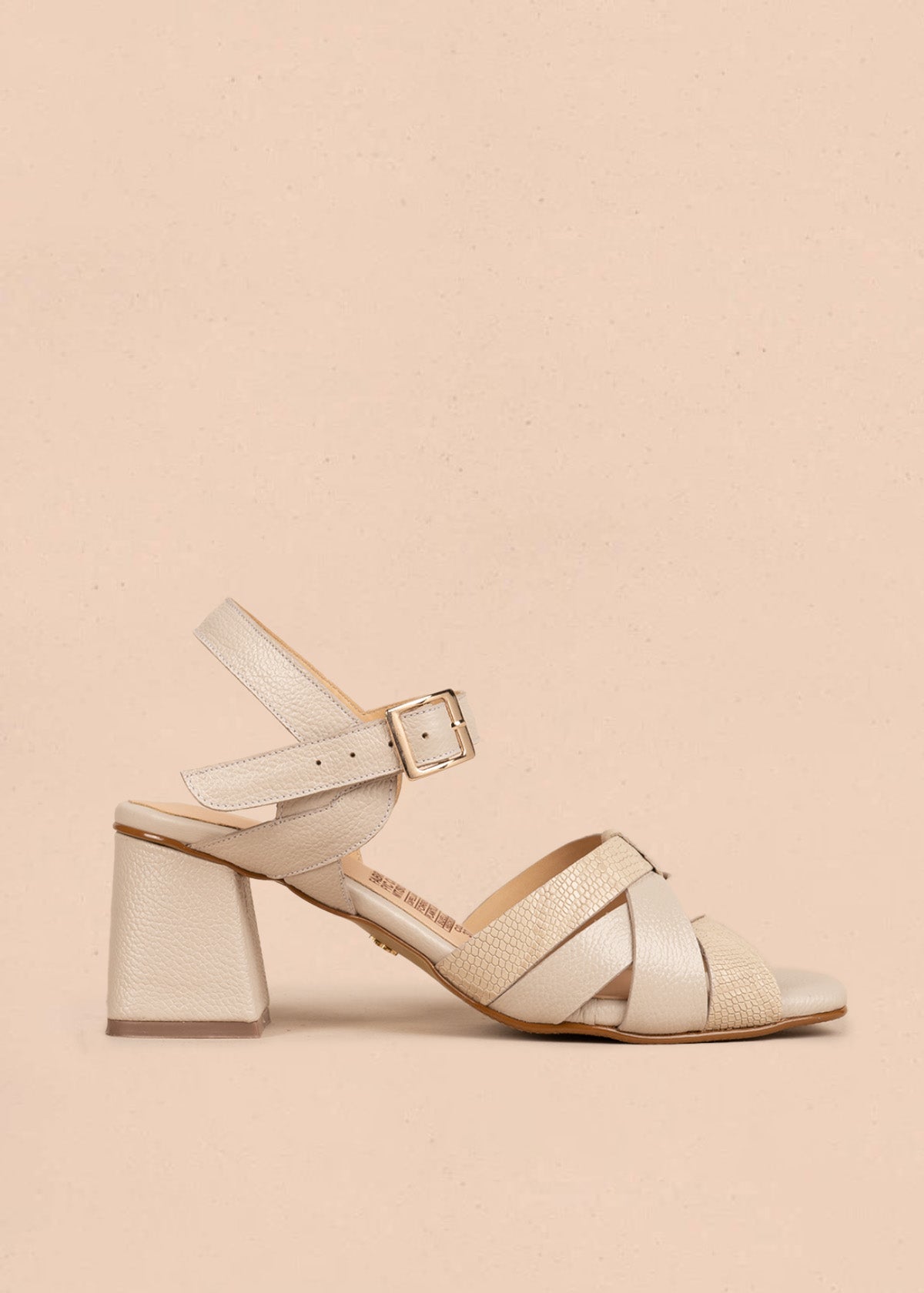 Sandalias de cuero color talco con tiras cruzadas y textura reptil 106506