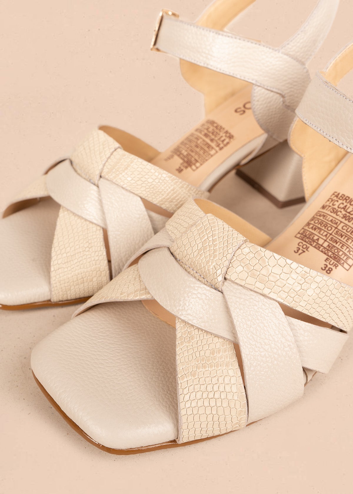 Sandalias de cuero color talco con tiras cruzadas y textura reptil 106506