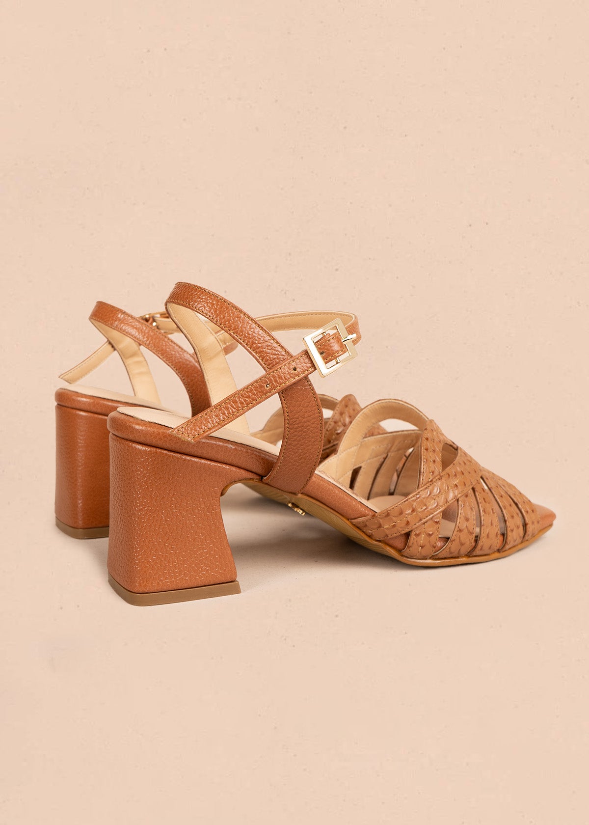 Sandalias de cuero color miel con tiras cruzadas y textura reptil 106507