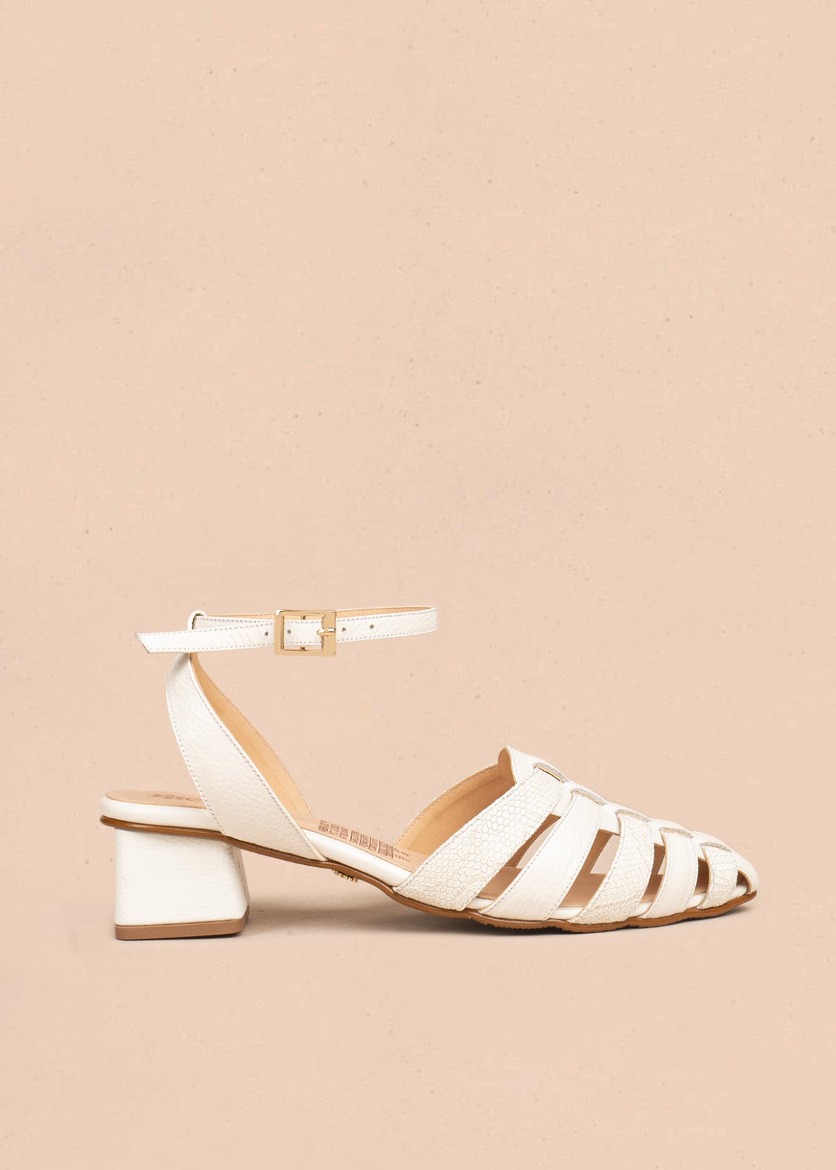 Tacones trabilla en cuero color talco con tiras cruzadas 106509