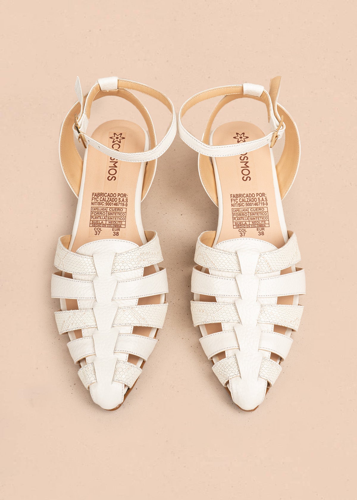 Tacones trabilla en cuero color talco con tiras cruzadas 106509